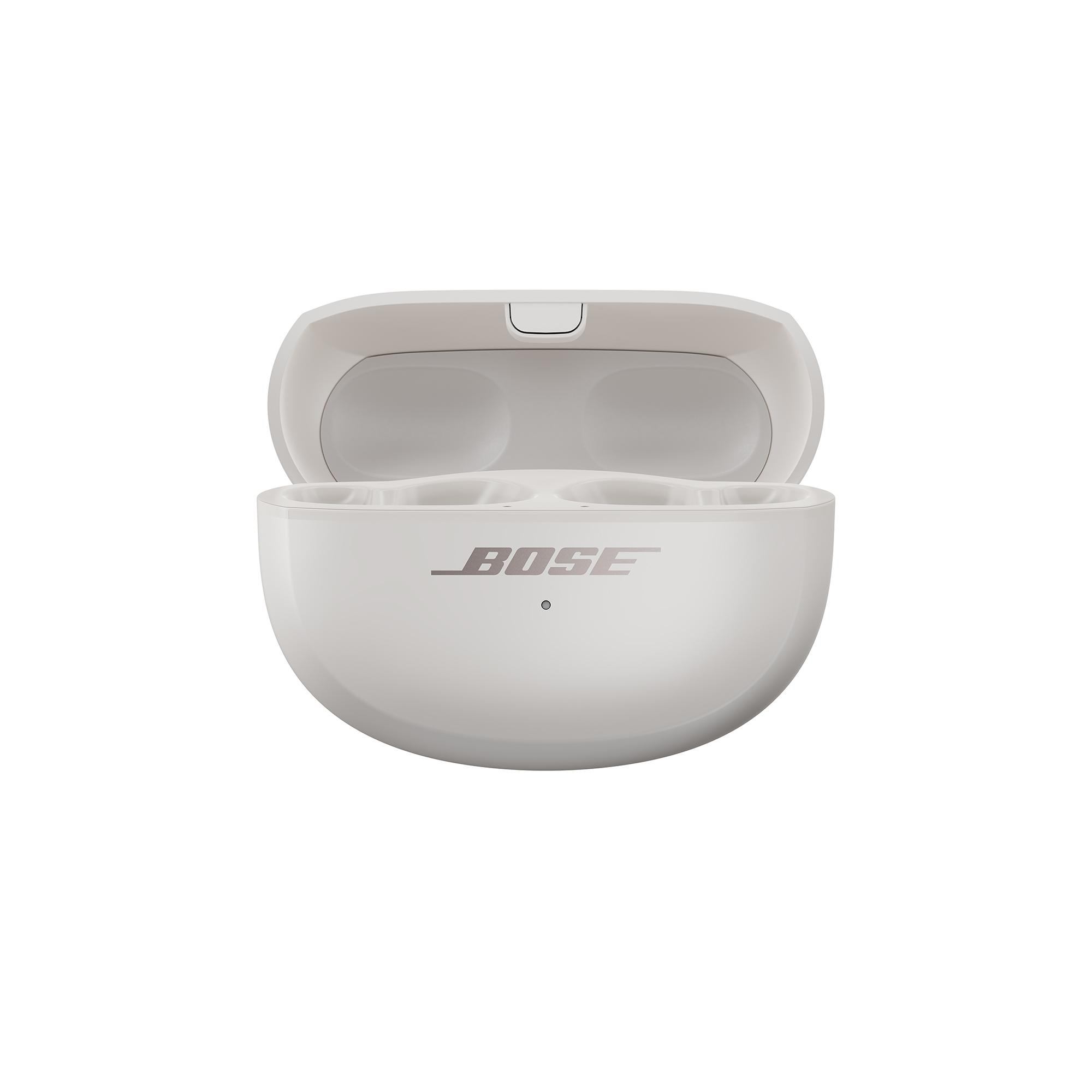 Weißes Bose-Kopfhörer-Etui, geöffnet, um die Ohrhörer-Steckplätze zu zeigen. Das Bose-Logo ist sichtbar.