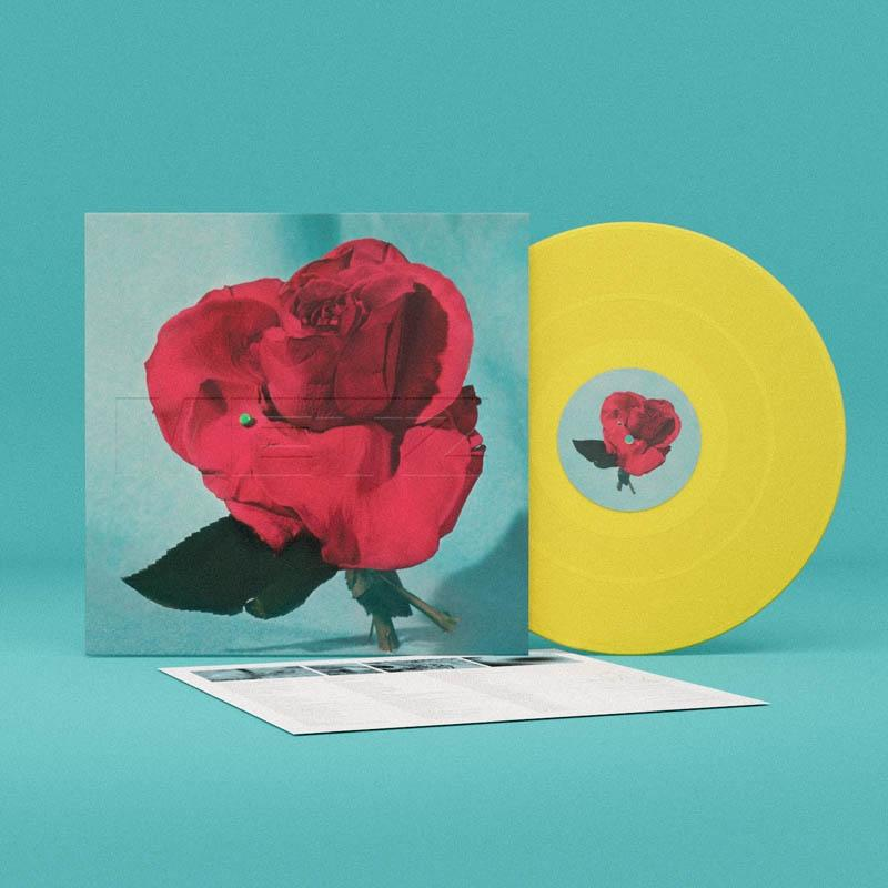 Albumcover mit roter Rose auf blauem Hintergrund, Vinyl-Schallplatte rechts.