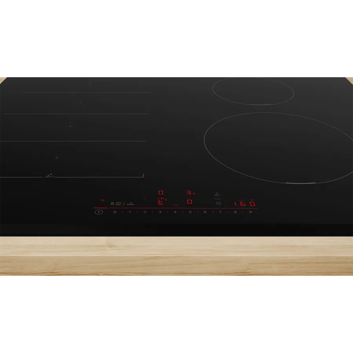 Piano cottura a induzione nero con display rosso, su una superficie in legno.