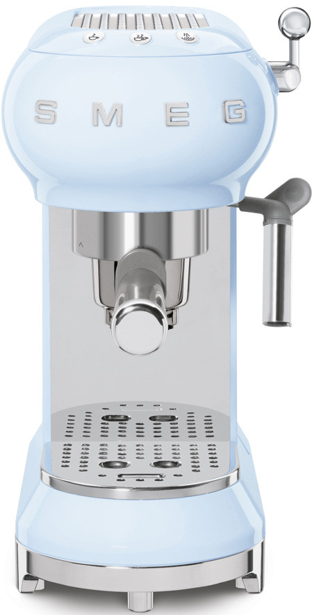 Machine à expresso SMEG bleu clair avec des accents argentés. Elle a un dessus arrondi.