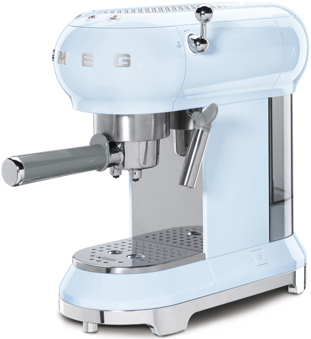 Une machine à expresso Smeg bleu clair avec des accents chromés. La machine a un design rétro.