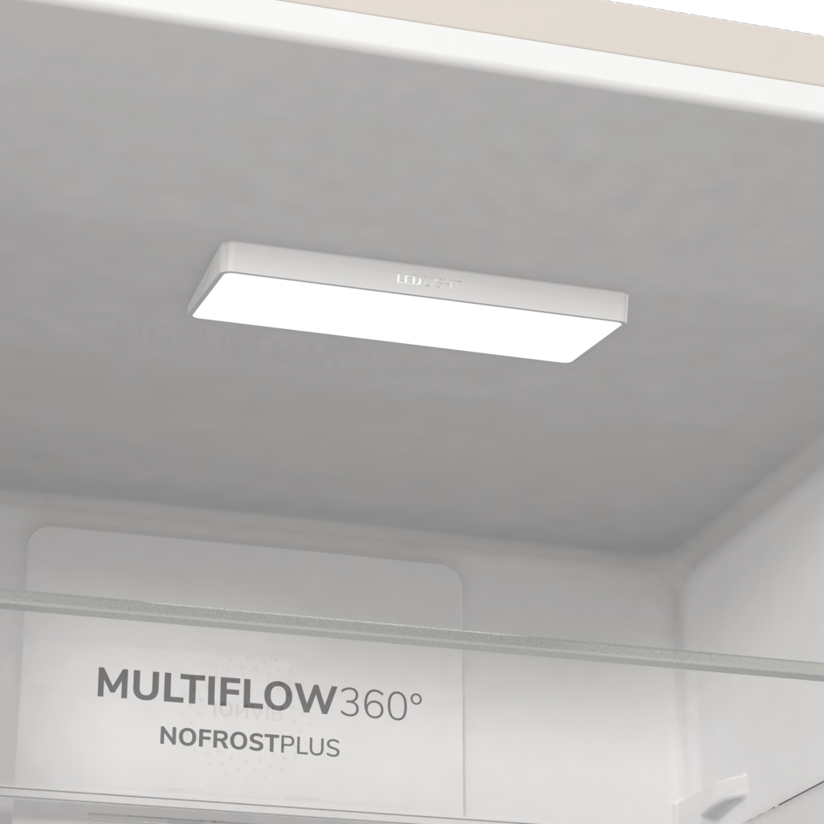 Fehér hűtőszekrény belseje LED-fénnyel és "MULTIFLOW360° NOFROSTPLUS" felirattal.