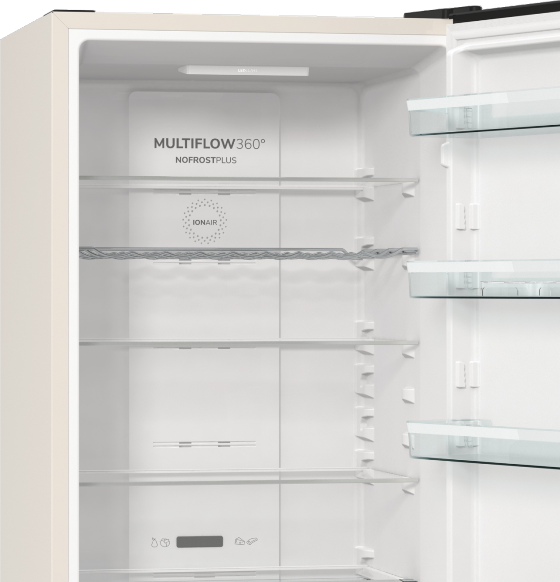 Fehér hűtőszekrény belseje. Polcokkal, fiókkal és egy táblával rendelkezik, amelyen a "MULTI FLOW 360° NO FROST PLUS" felirat látható.