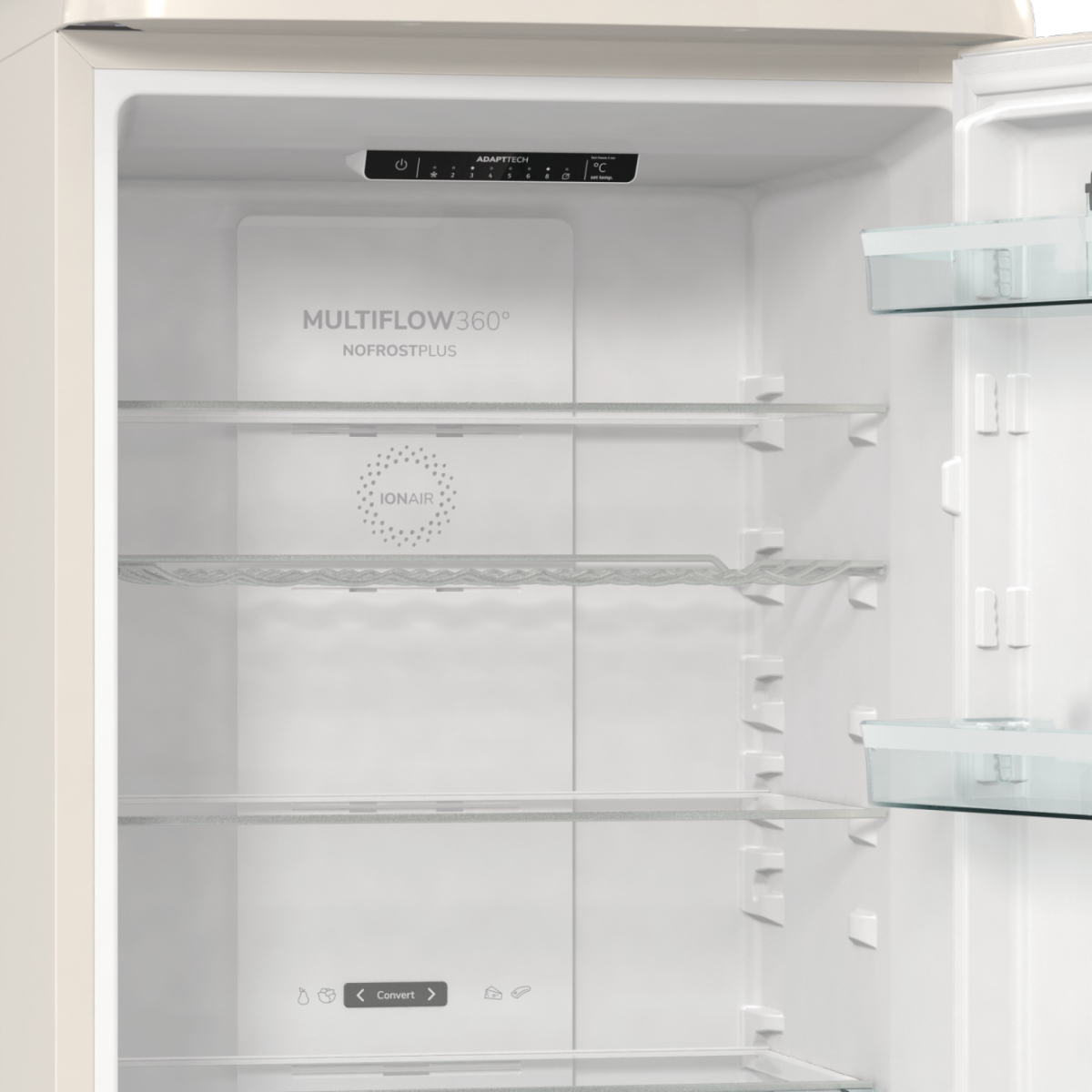 Egy hűtőszekrény belseje üvegpolcokkal. AdaptTech és MultiFlow360° funkciókkal rendelkezik.