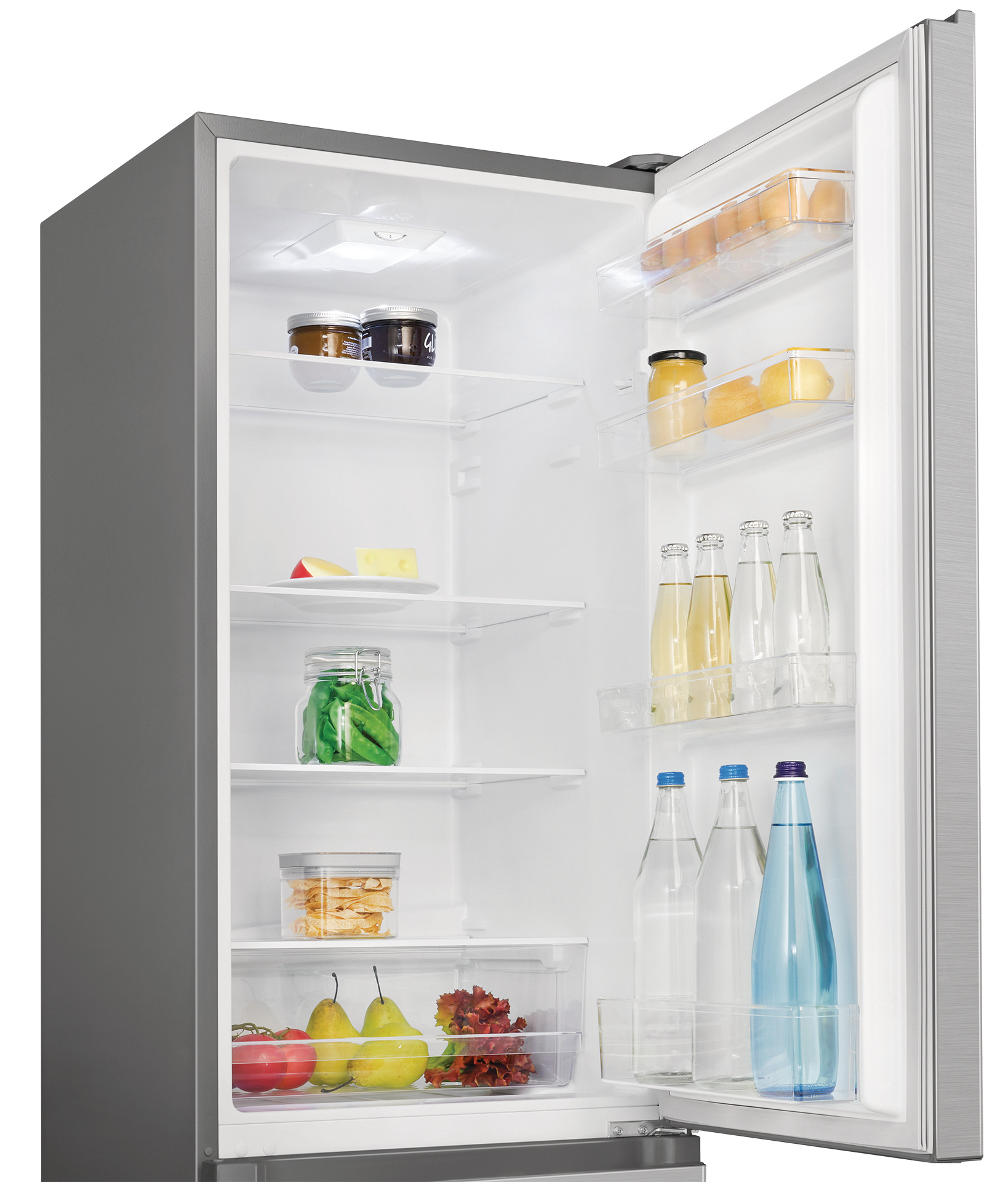 Ein offener Kühlschrank mit Regalen mit Eiern, Gläsern, Flaschen und Gemüse. Der Kühlschrank ist silberfarben.