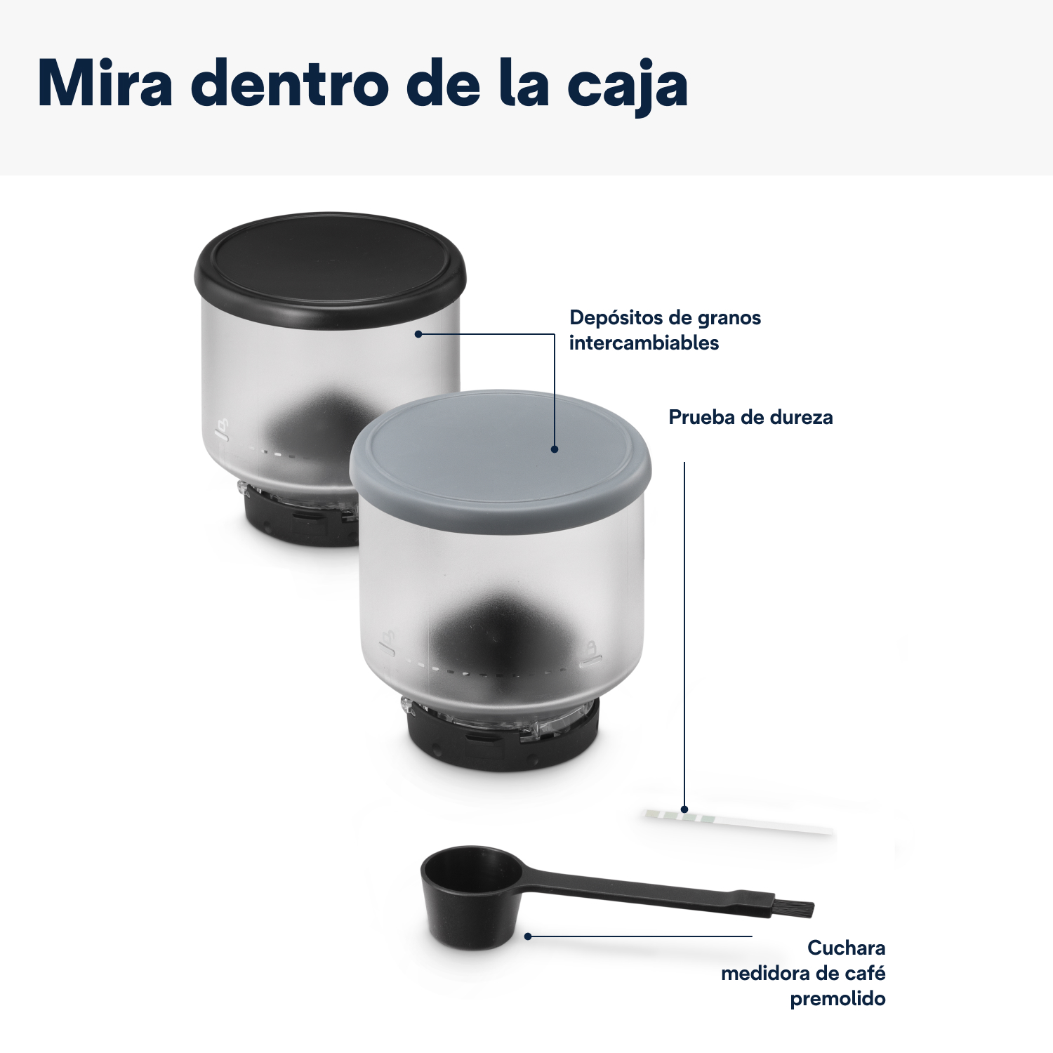 Se muestran dos molinillos de café y una cuchara.