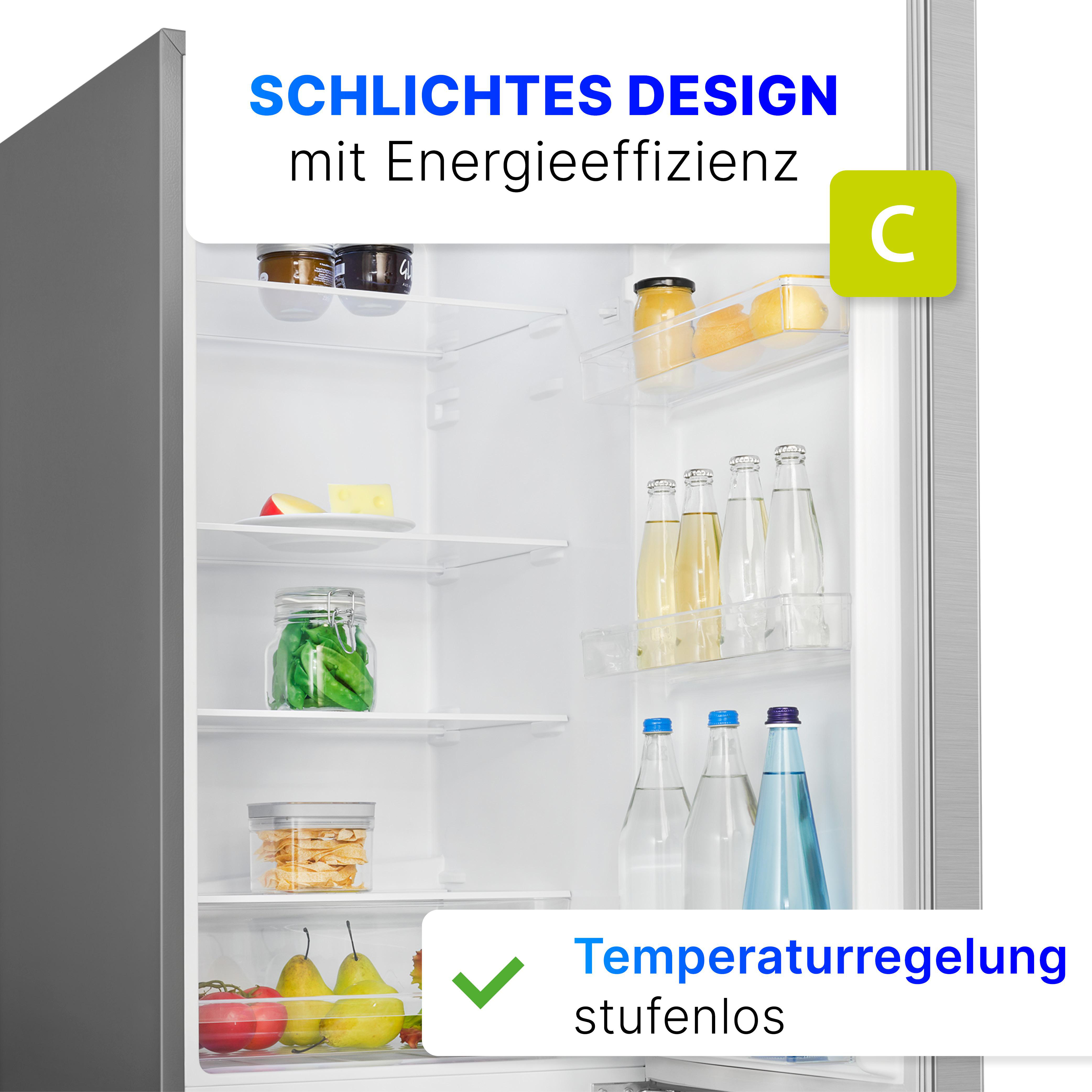 Kühlschrank-Innenraum mit Regalen. Enthält Lebensmittel wie Gläser, Flaschen und Produkte. C-Energielabel.