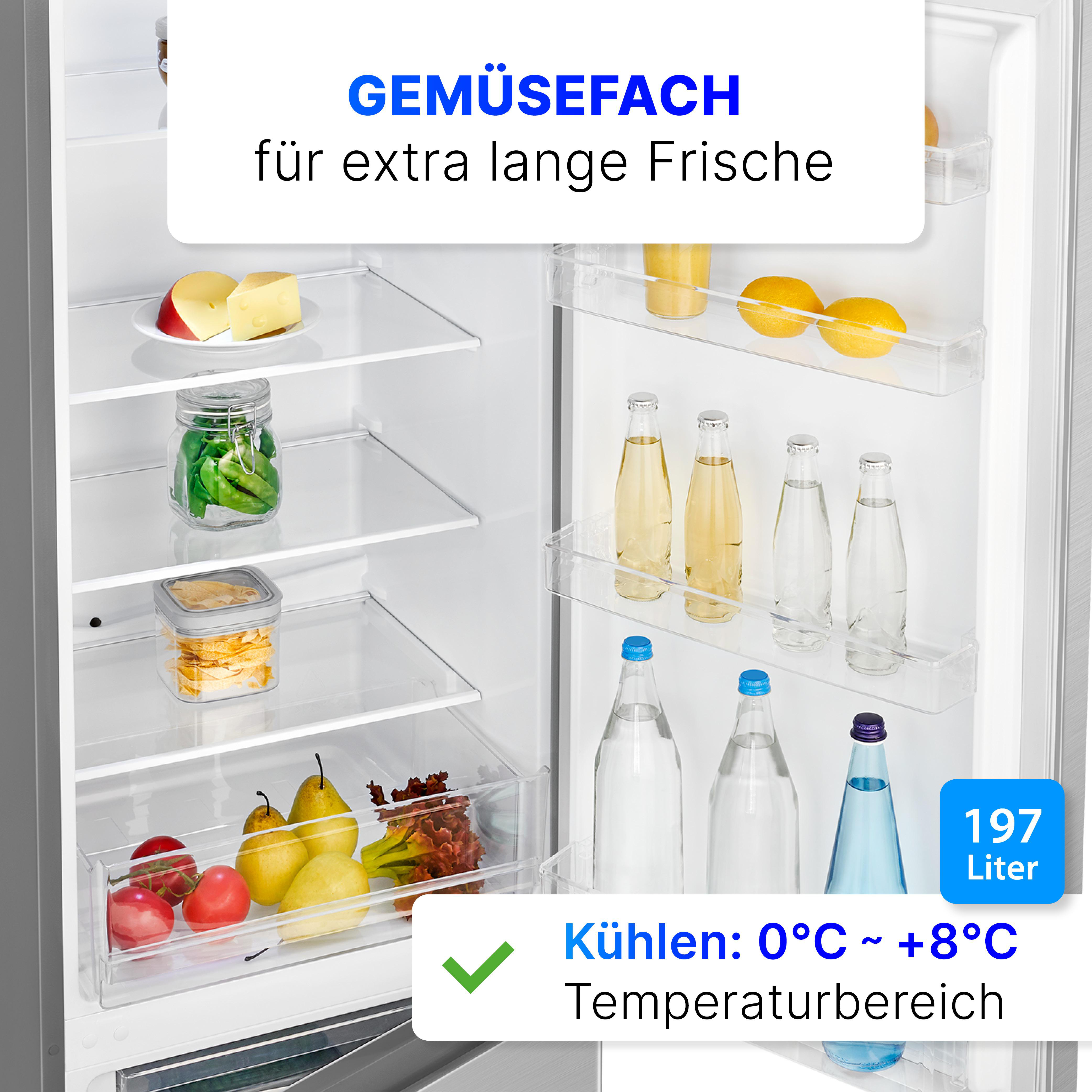 Offener Kühlschrank mit Regalen, die Lebensmittel enthalten. Zitronen, Käse und Gemüse sind sichtbar. Wasserflaschen sind unten.