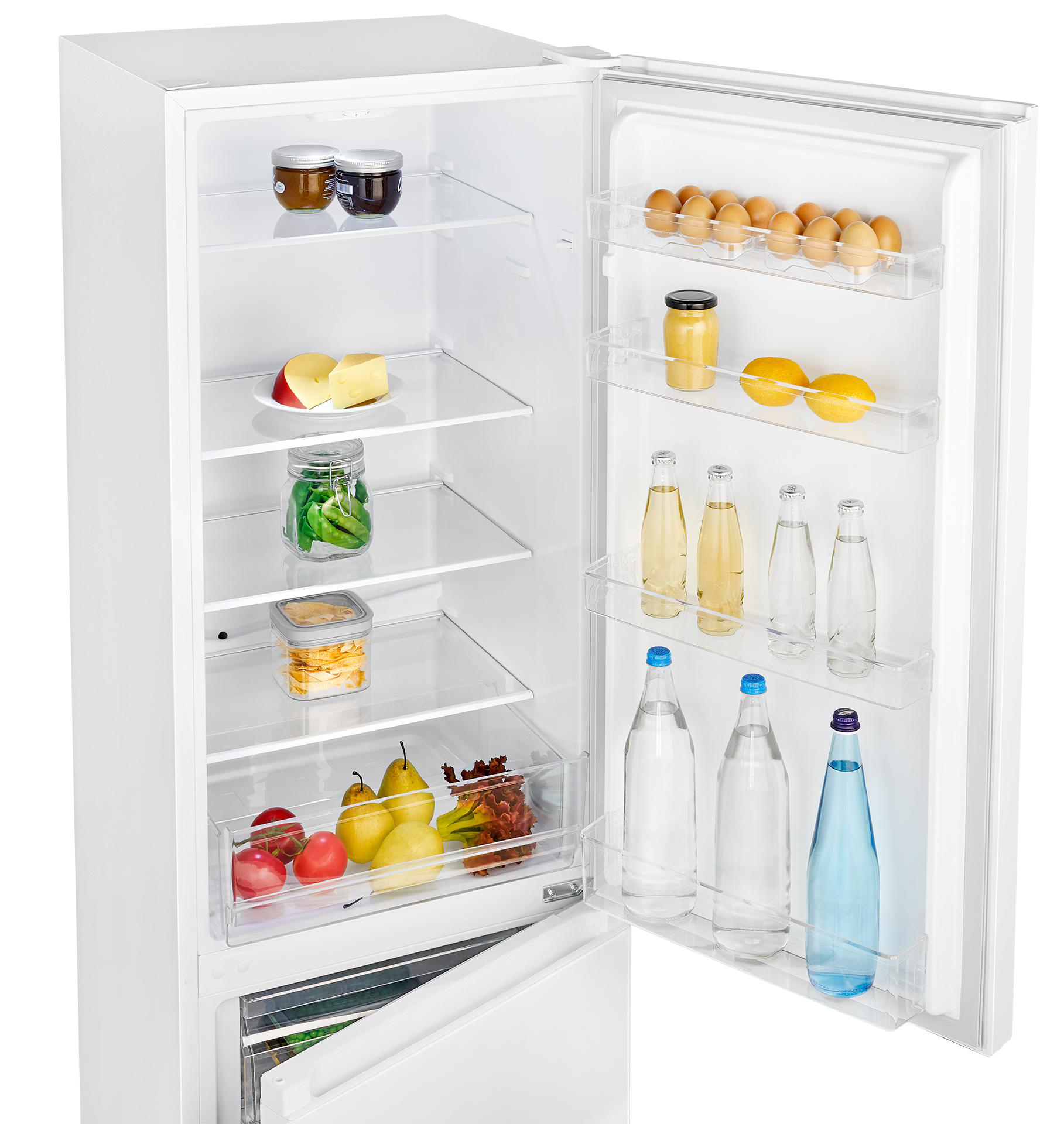 Offener weißer Kühlschrank, gefüllt mit Lebensmitteln. Regale mit Gläsern, Obst, Wasserflaschen und Eiern.