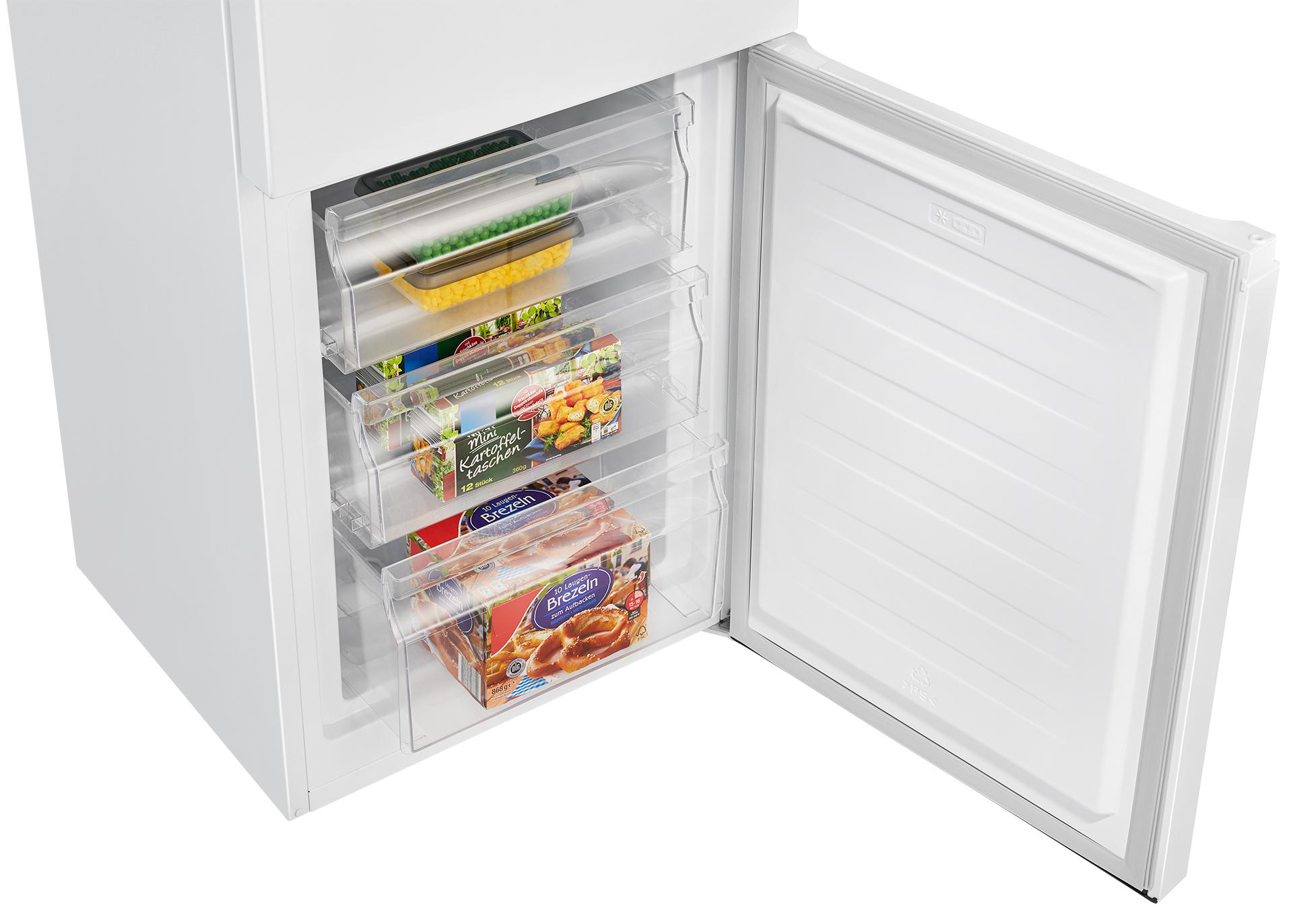 Ein weißer Kühlschrank mit offener Tür, der transparente Schubladen mit Tiefkühlkost zeigt.