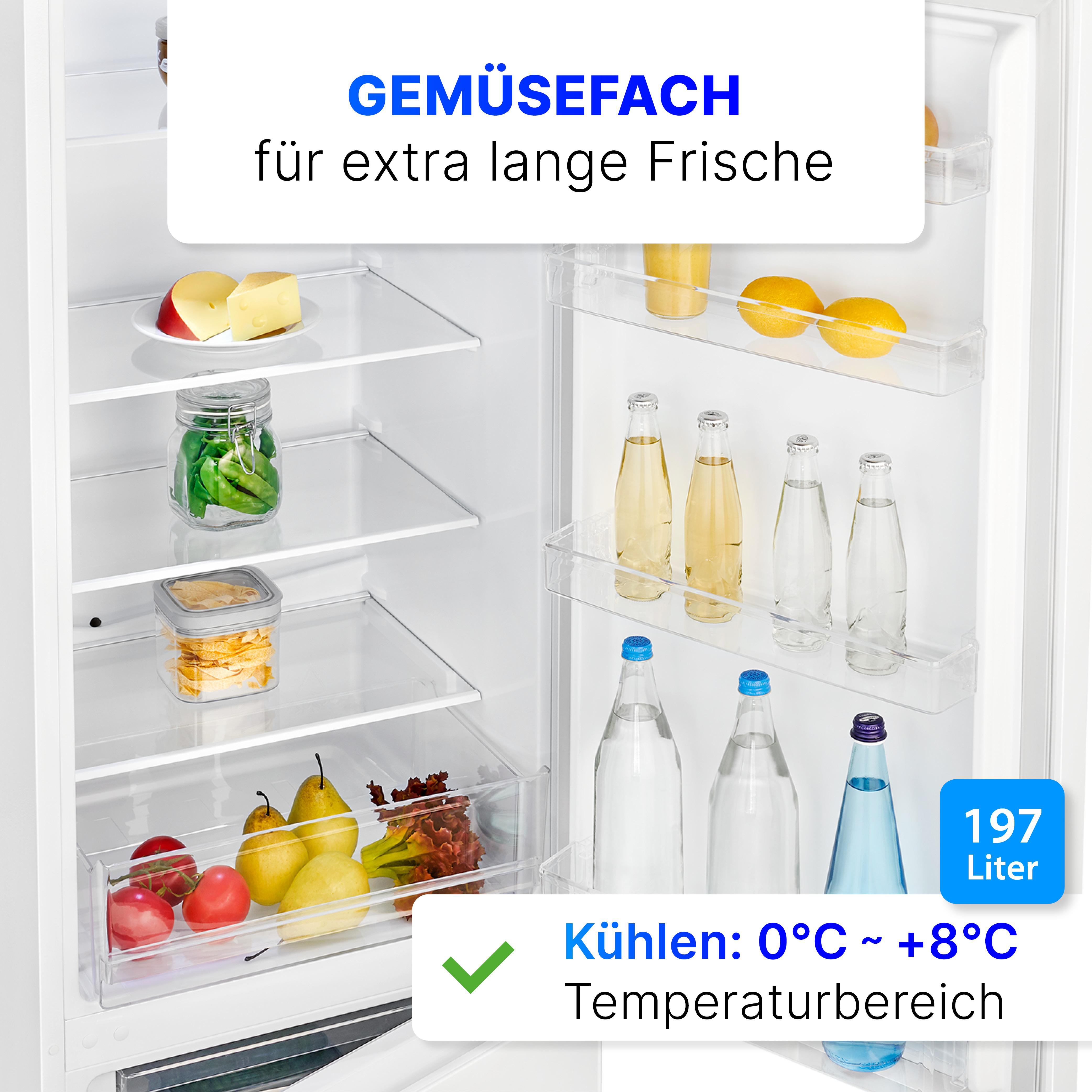 Kühlschrankinnenraum mit Regalen, Obst, Gemüse und Flaschen.