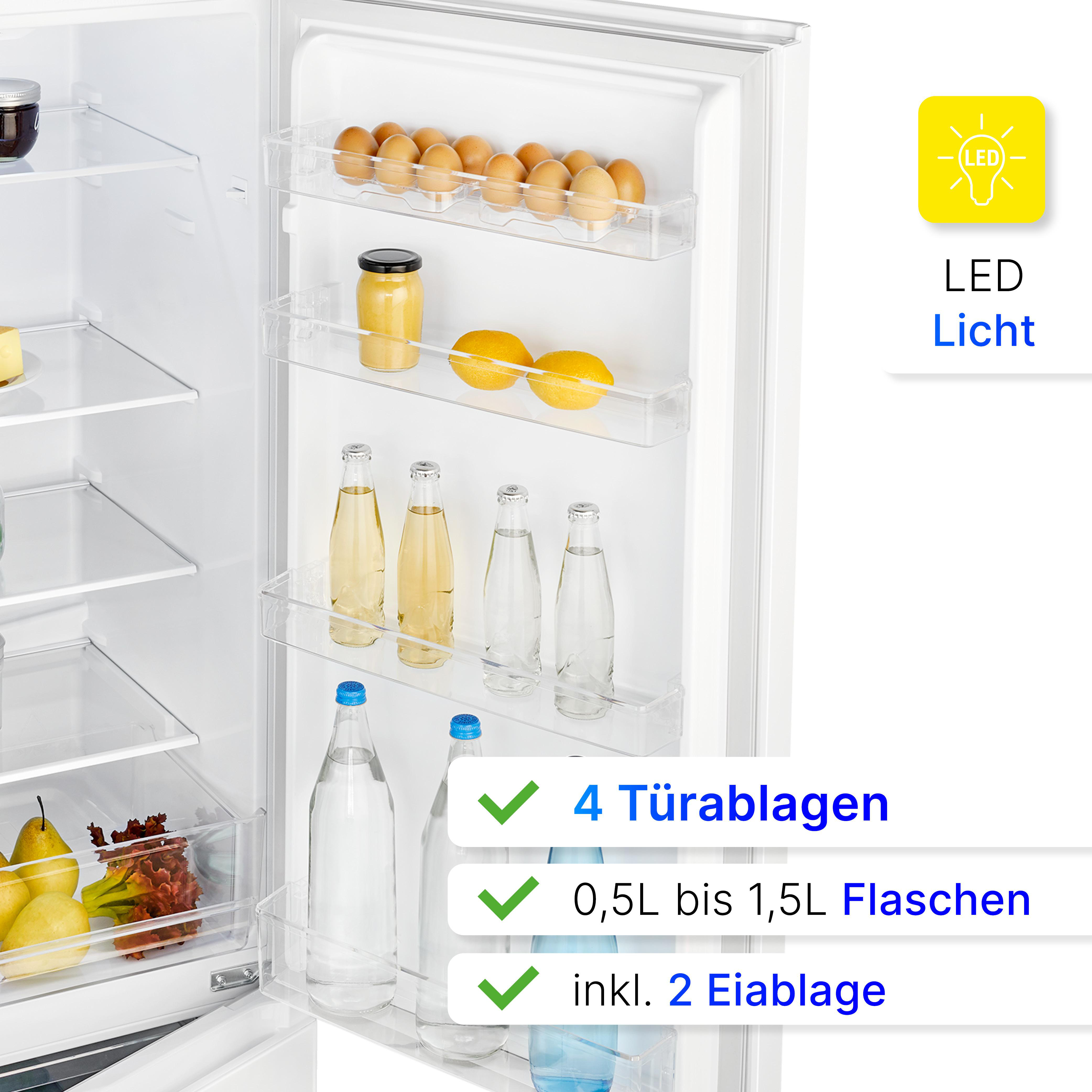 Kühlschrankinnenraum mit Regalen, Lebensmitteln, Flaschen und LED-Licht. Offene Tür zeigt Inhalte.