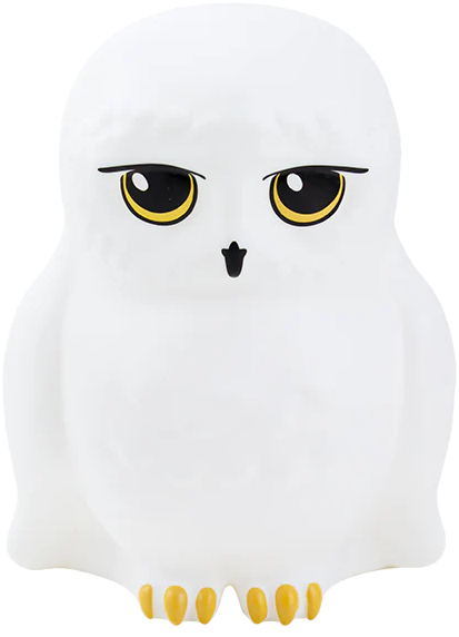 Une veilleuse blanche en forme de hibou avec des yeux et des pieds jaunes, conçue comme un personnage d'Harry Potter.