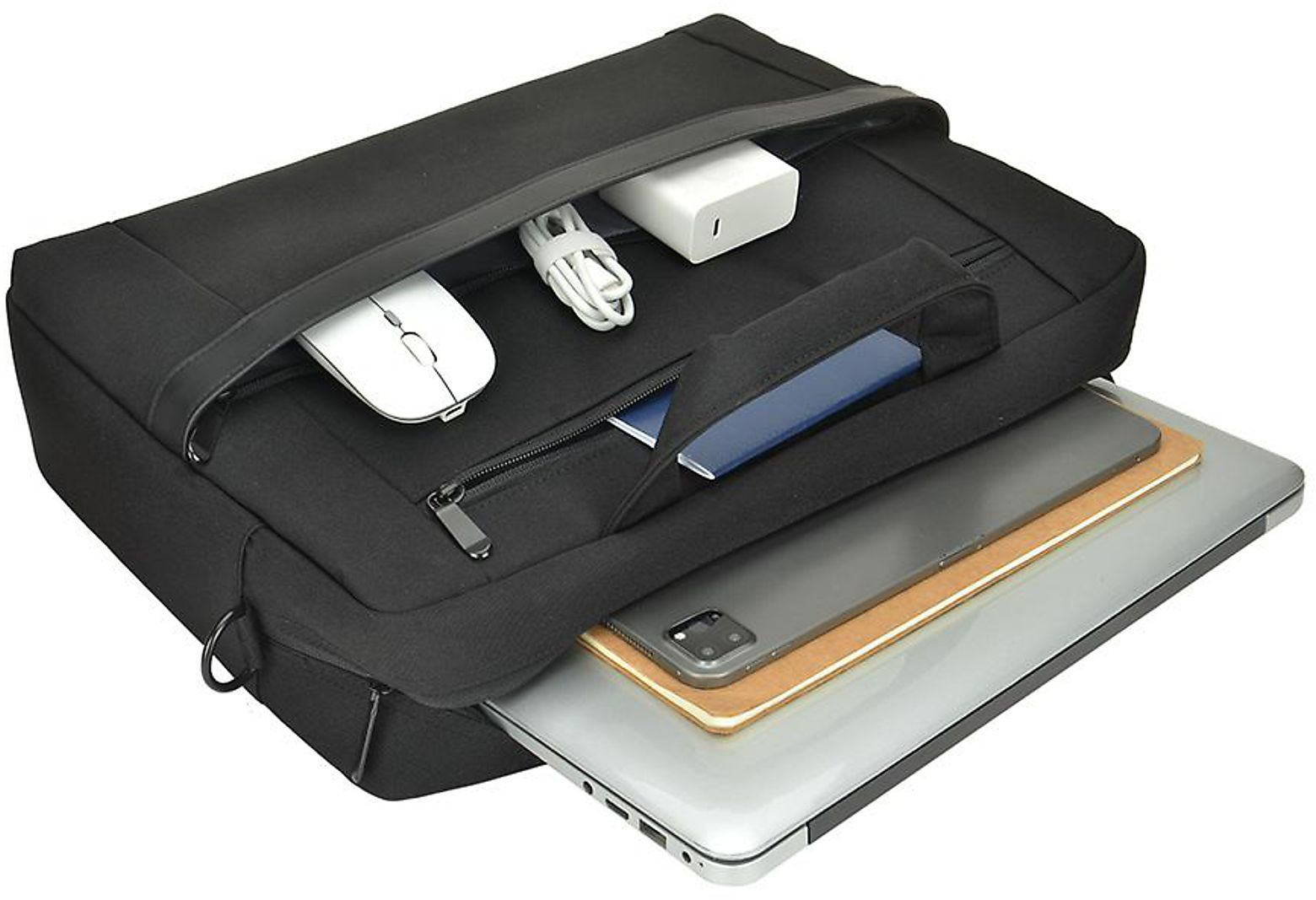 Schwarze Tasche mit offenem Reißverschluss. Innen: Maus, Kabel, Ladegerät, Tablet, Laptop.
