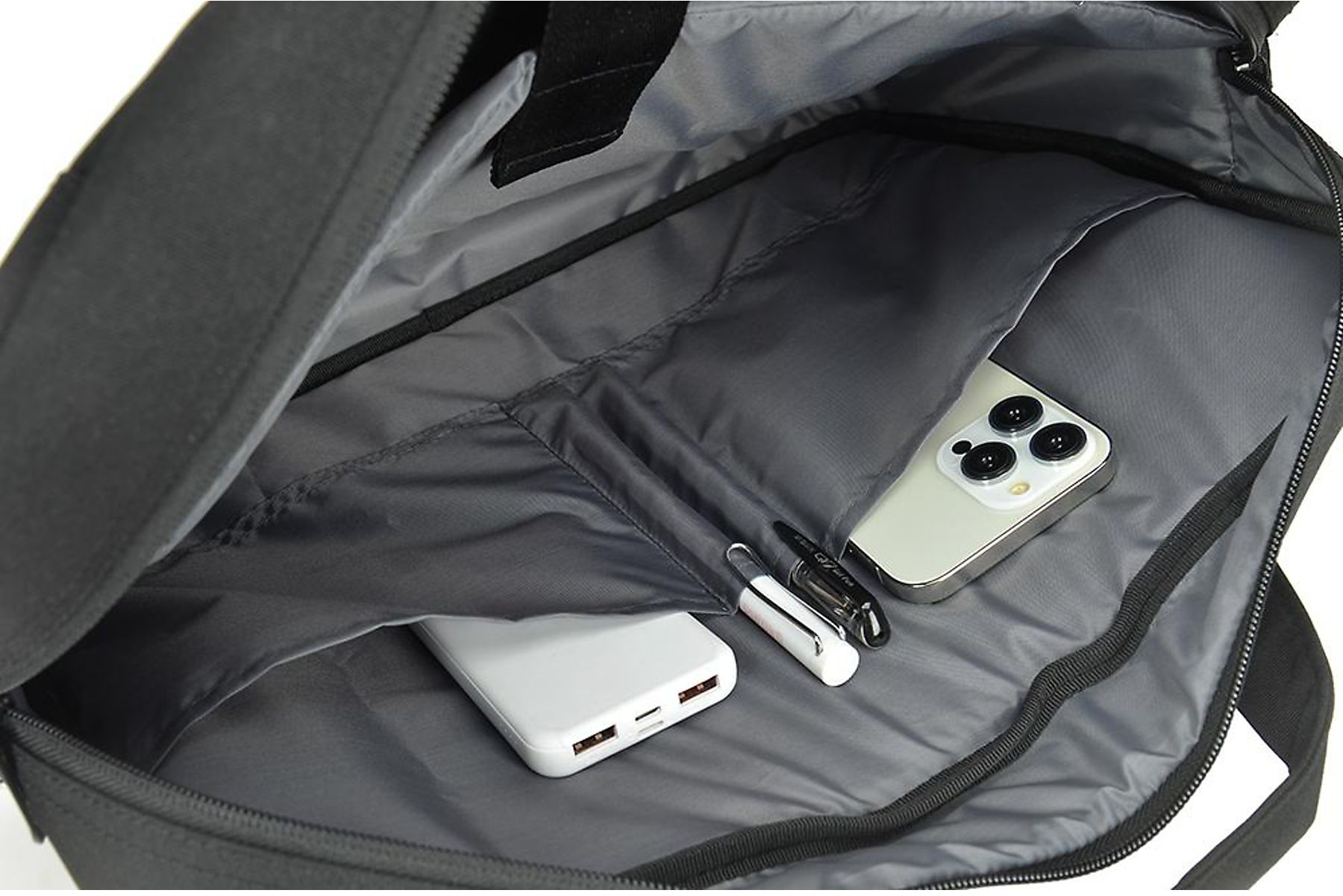 In einer schwarzen Tasche: Telefon, Ladegerät, Stifte und Powerbank.