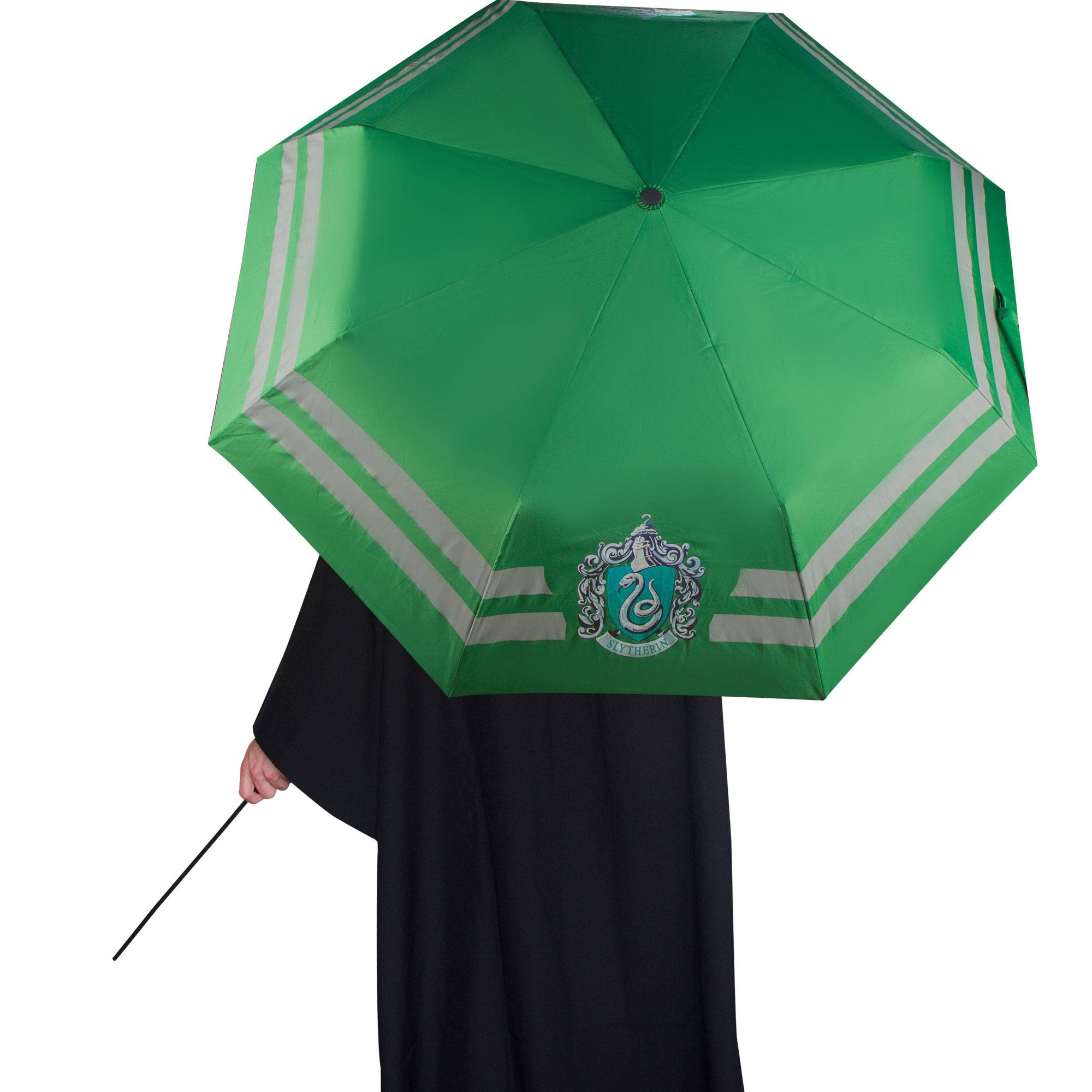 Grüner Schirm, graue Streifen, Slytherin-Wappen, schwarzer Umhang, von Person gehalten.