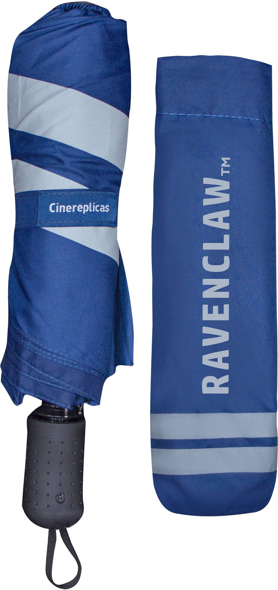 Ein Ravenclaw-Regenschirm, gefaltet und in einem blauen Etui, vor weißem Hintergrund.