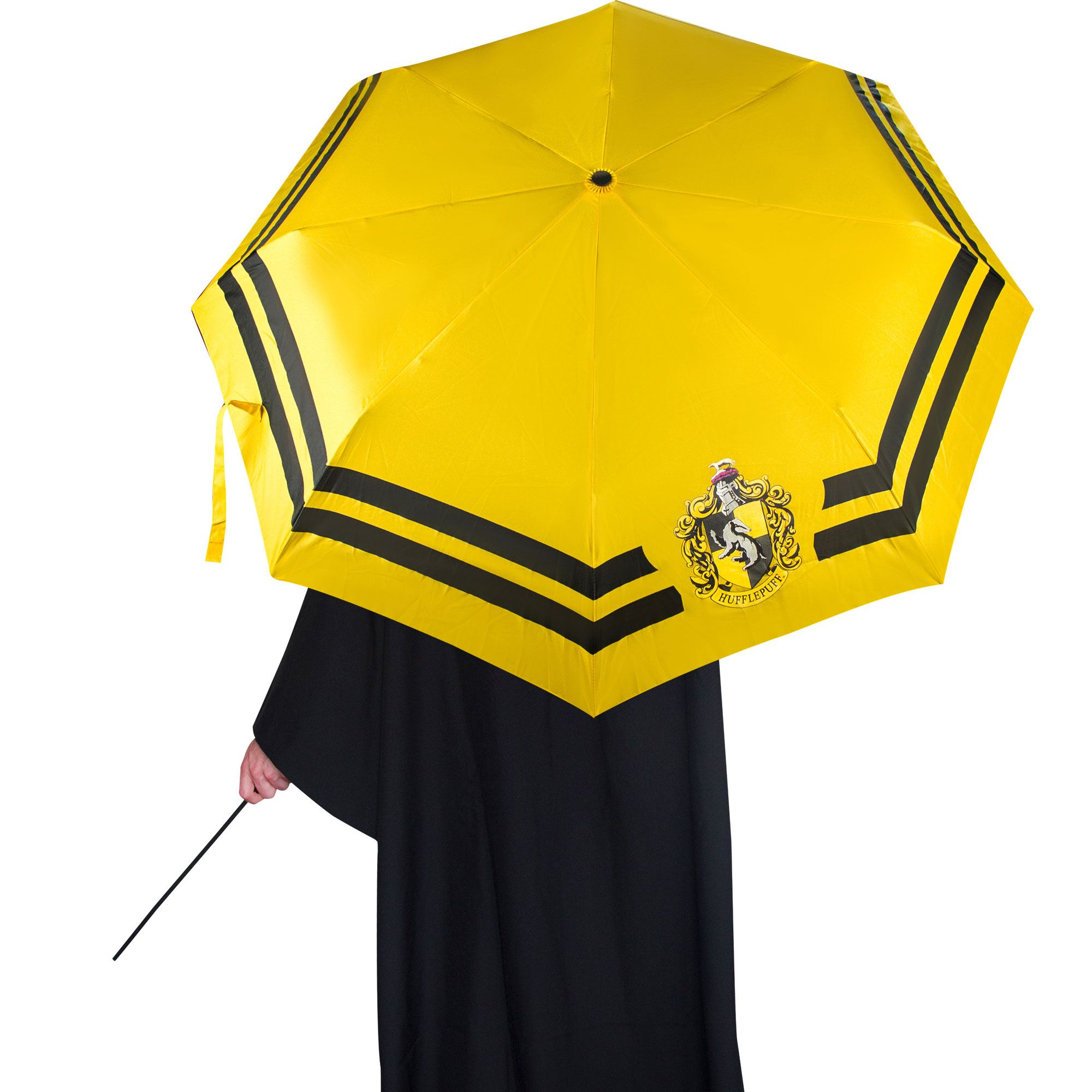 Gelber Hufflepuff-Regenschirm geöffnet. Eine Person in schwarzem Gewand hält den Schirm und einen Zauberstab.