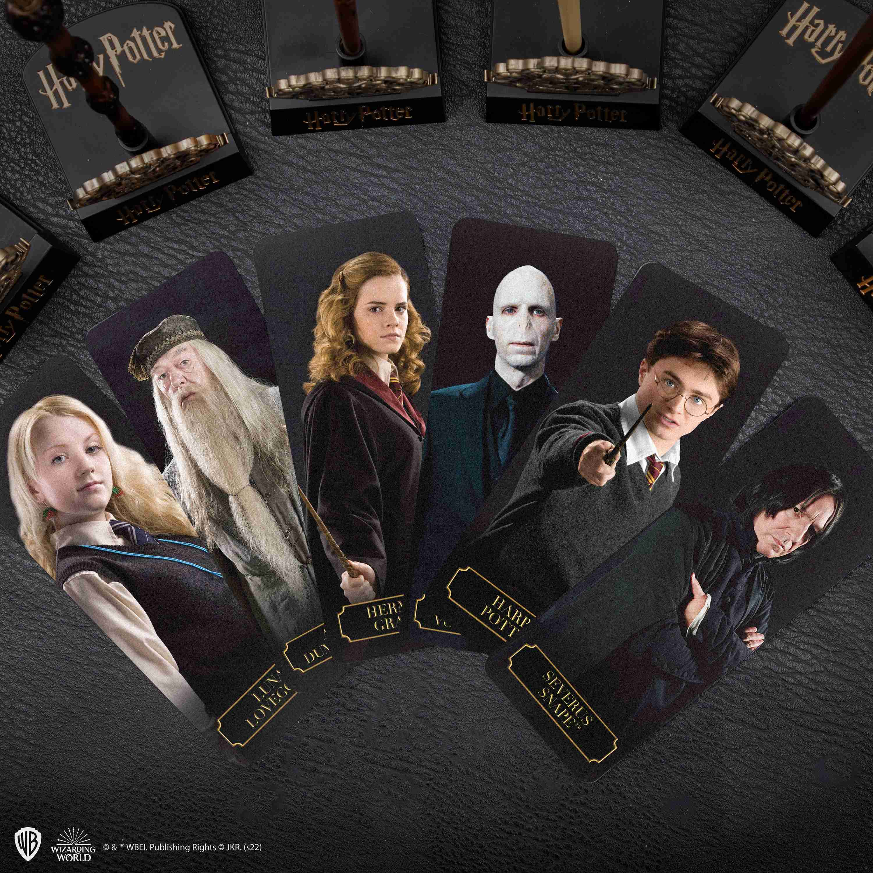 Cartes de personnages de Harry Potter avec baguettes exposées.