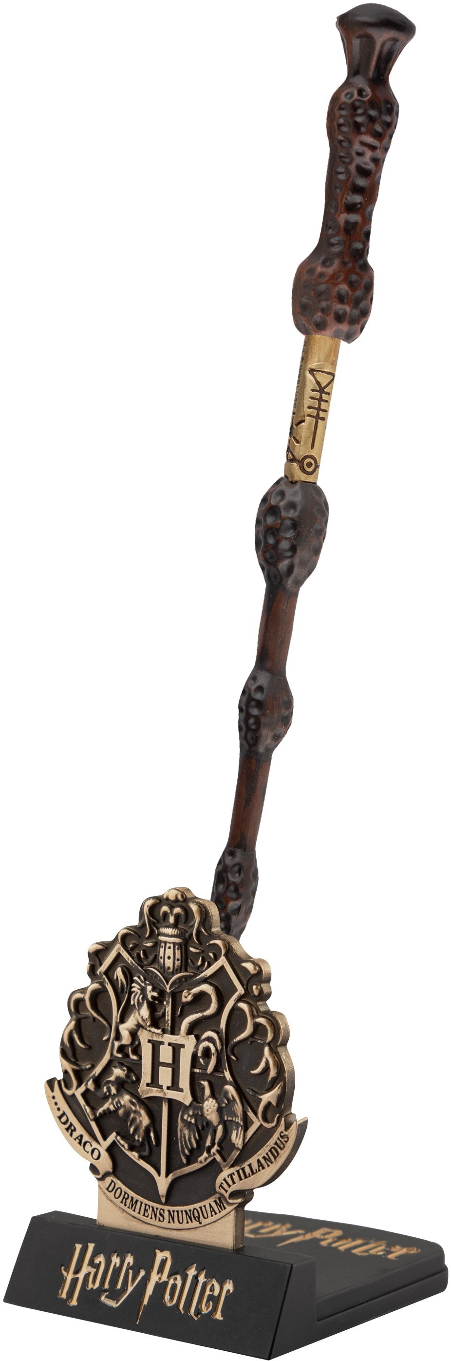 Baguette Harry Potter avec le blason de Poudlard sur un socle, avec le nom sur une base noire.