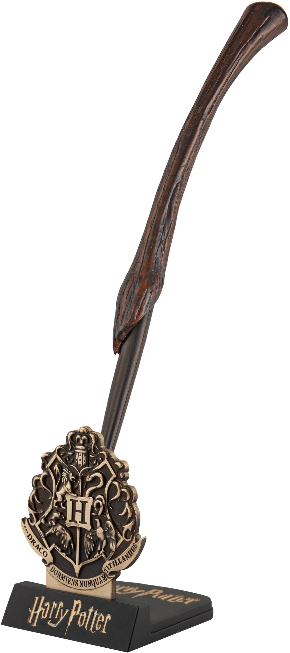 Une baguette Harry Potter sur un socle avec l'écusson de Poudlard. Baguette en bois et socle noir.
