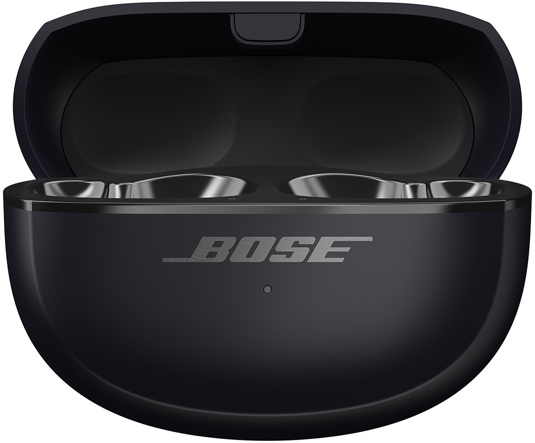 Schwarzes Bose-Kopfhörer-Ladecase, geöffnet, Bose-Logo sichtbar.