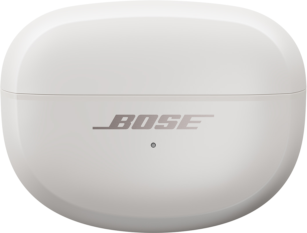 Weißes, abgerundetes Ladeetui mit dem Markennamen 'BOSE' aufgedruckt.