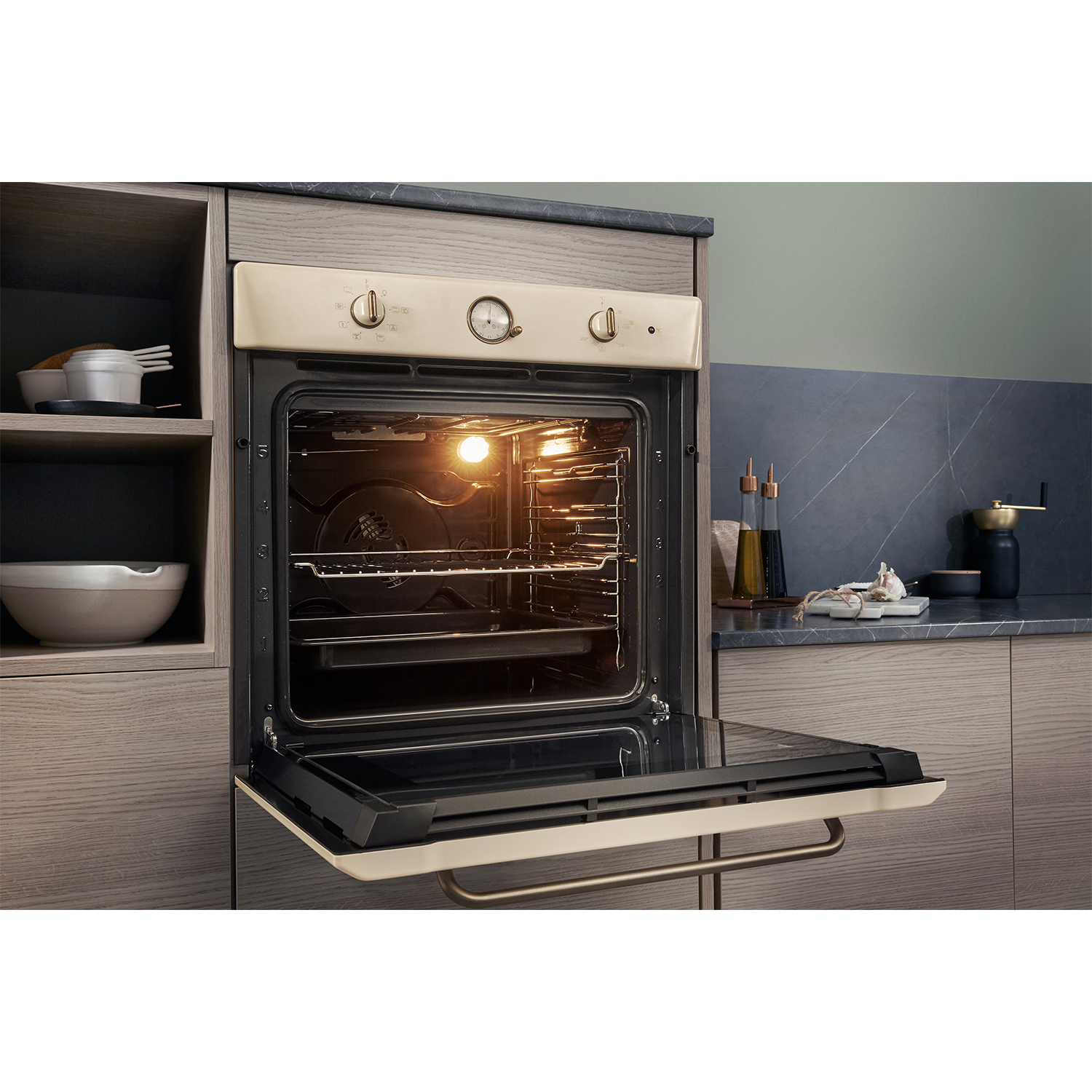 Interno del forno beige aperto. La luce del forno è accesa e l'interno è visibile.