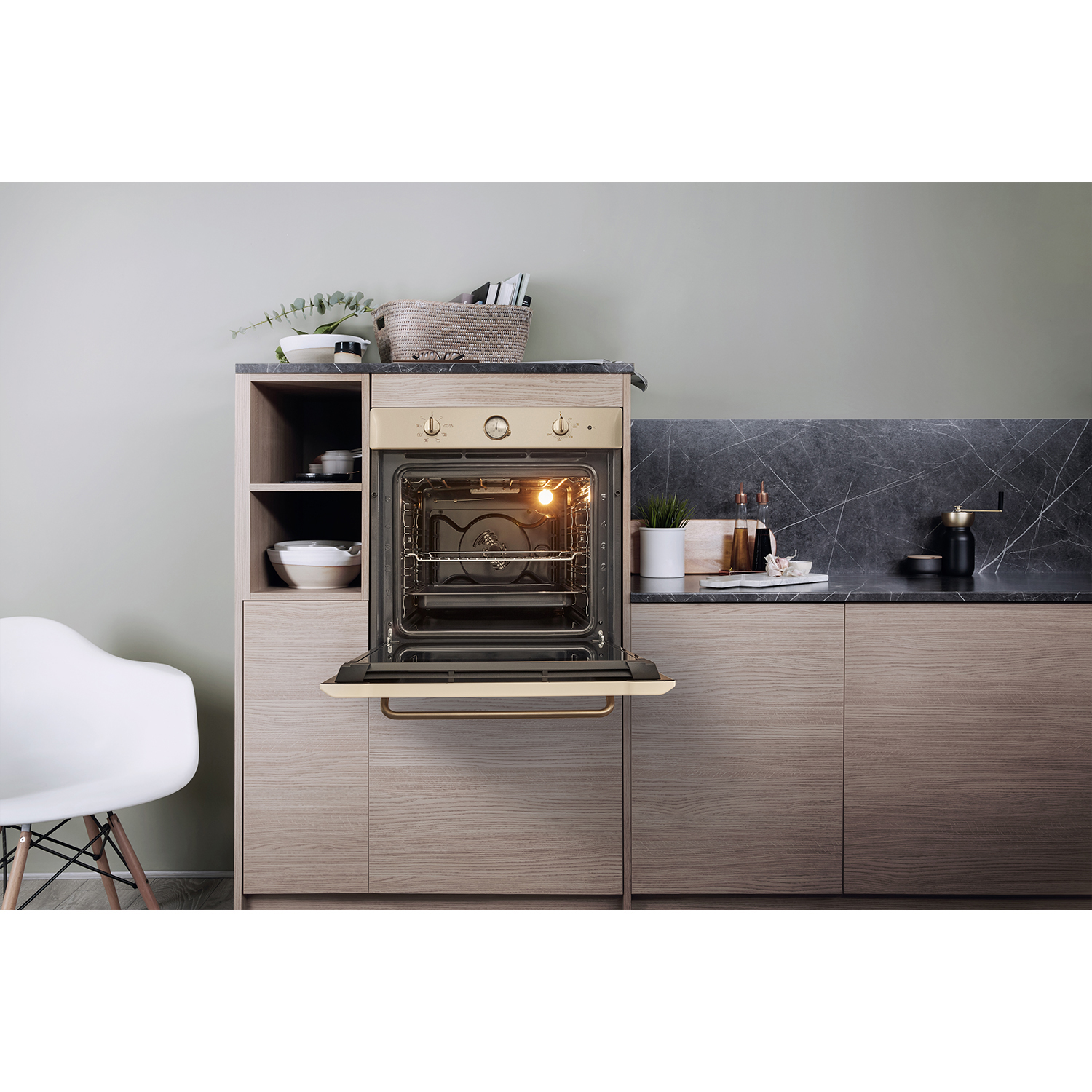 Un forno in un mobile di legno con la porta aperta, che mostra l'interno.