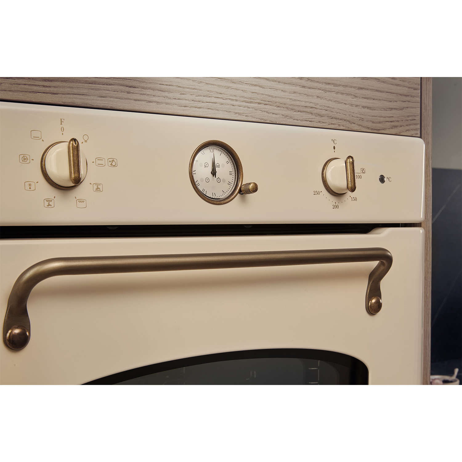 Primo piano di un forno color crema. Mostra manopole, un orologio e una maniglia.