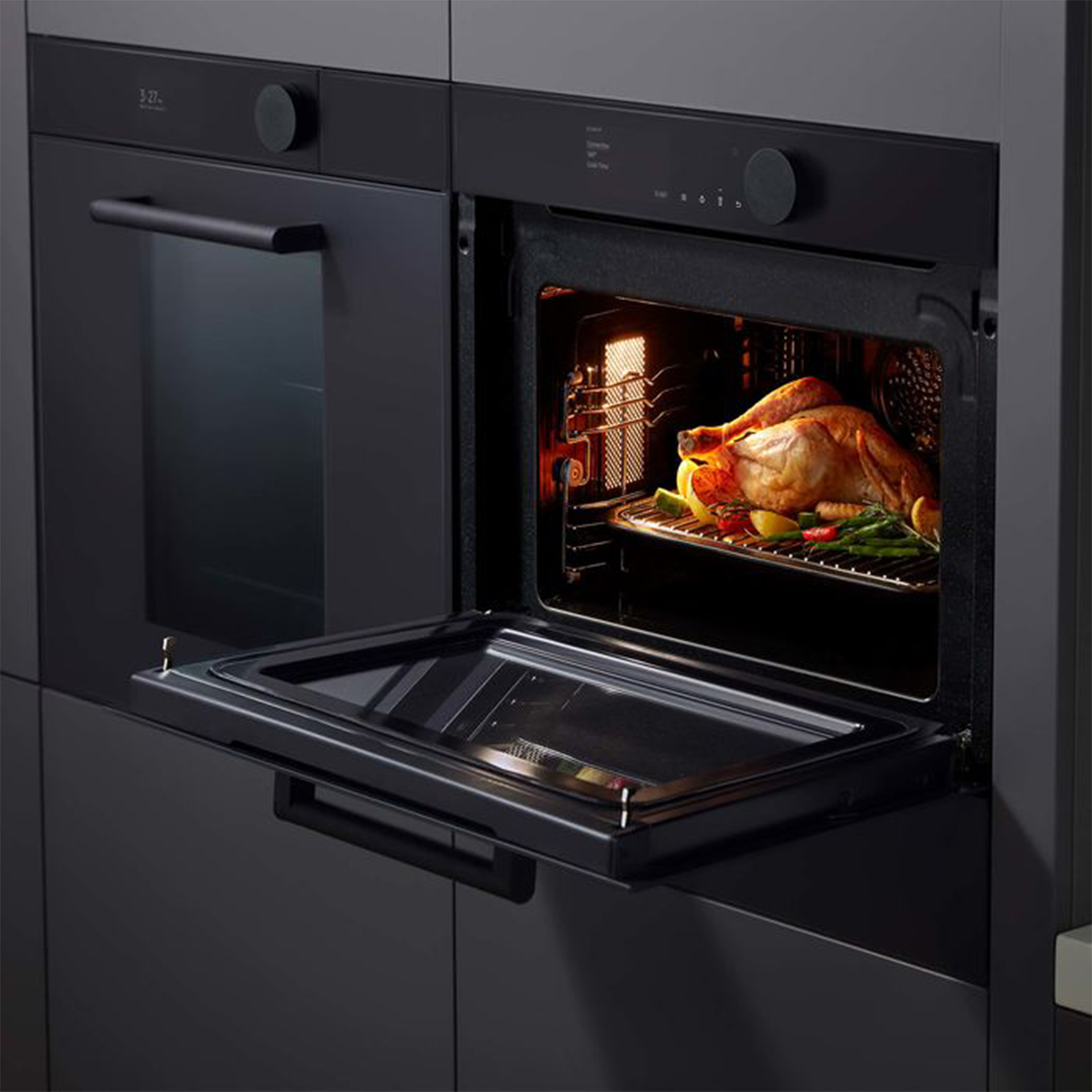 Un forno con un pollo arrosto all'interno, circondato da verdure. La porta del forno è aperta.