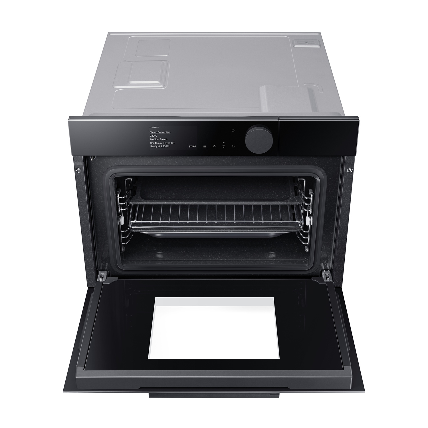 Un forno con la porta aperta. L'interno ha una ventola e griglie.