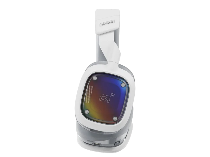 Fehér és szürke gamer headset színes, irizáló panellel, fehér háttér előtt. Az Astro logó látható.