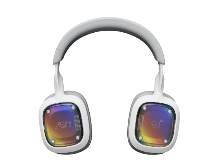 Fehér gaming headset szivárványszínű fülkagylókkal és szürke fejpánttal. Fekete háttér előtt lóg.