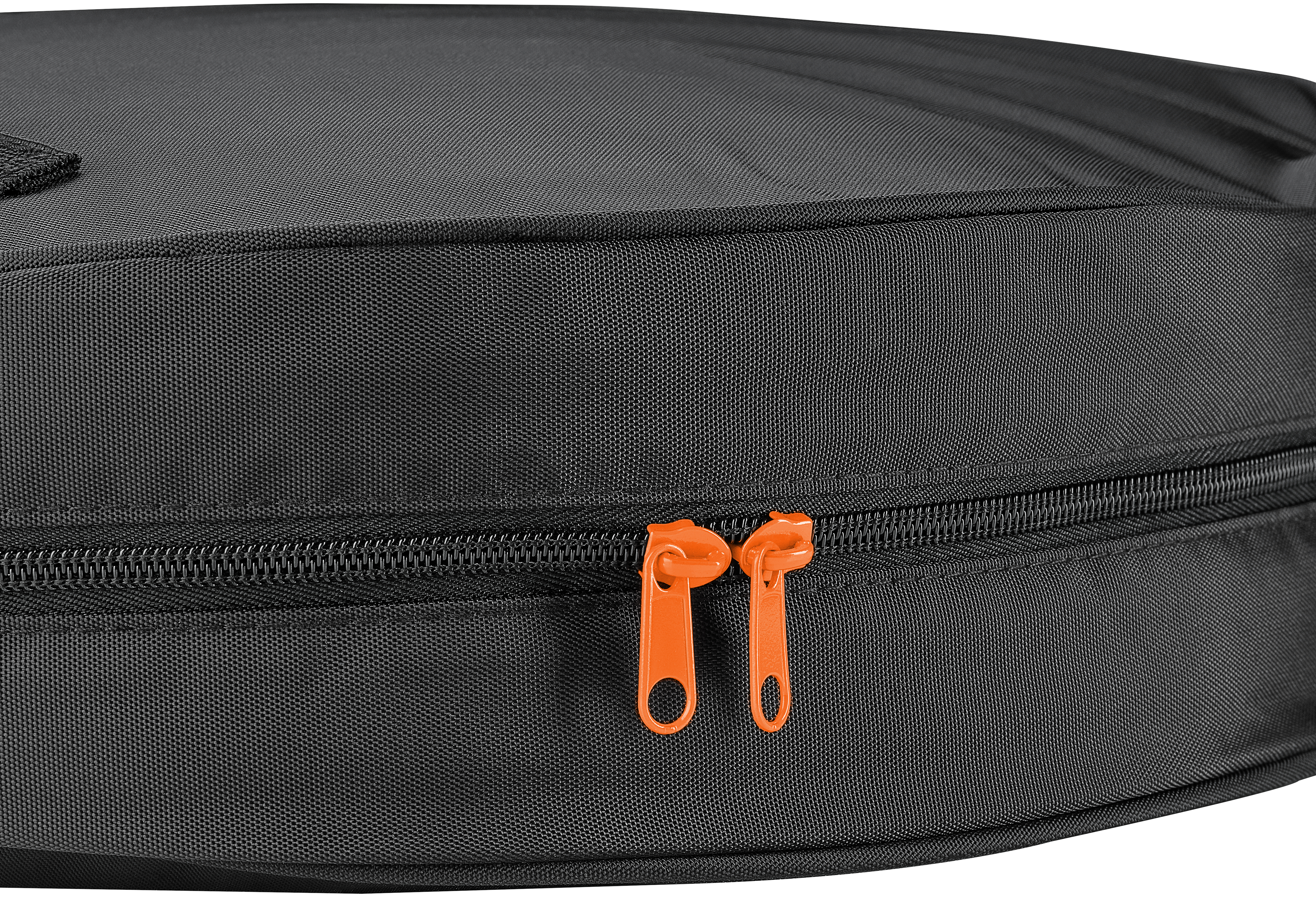 Schwarze Tasche mit orangenen Reißverschlüssen. Die Tasche ist geschlossen.