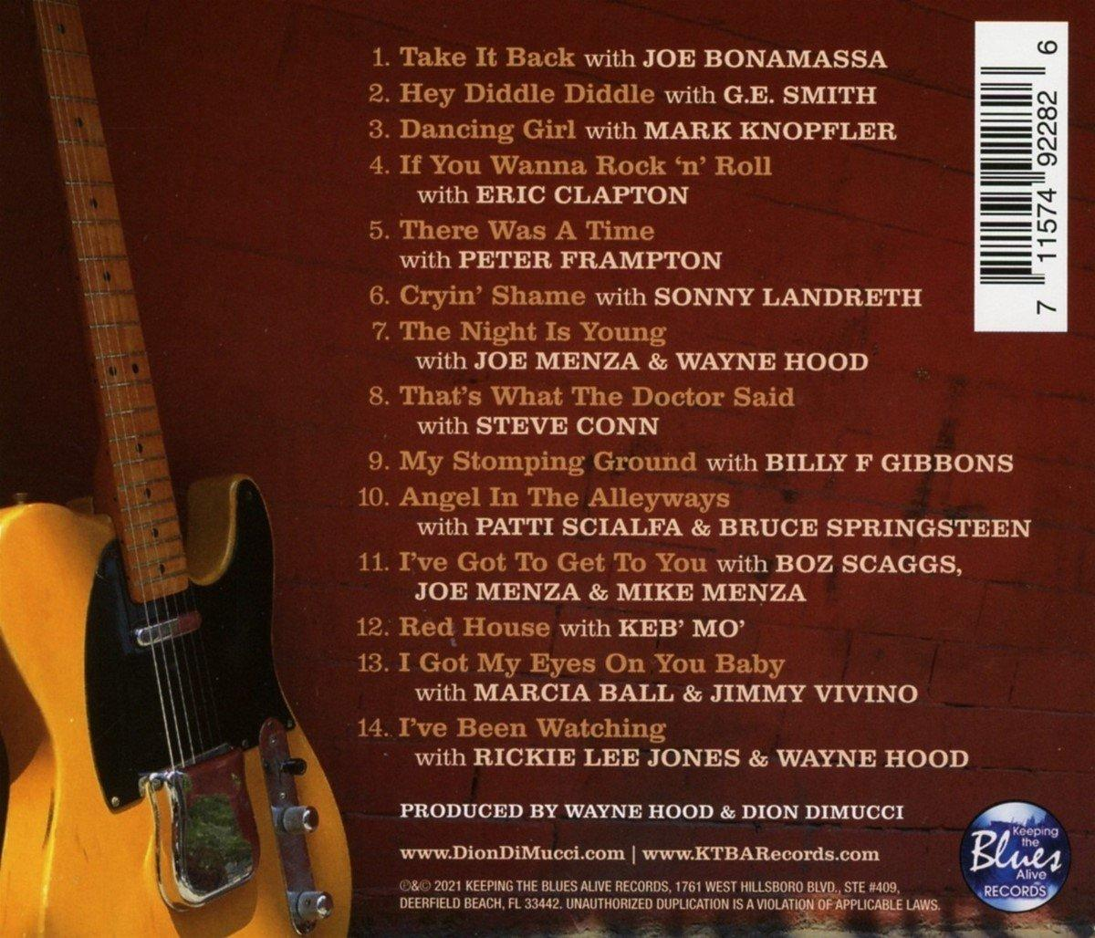Gitár háta és egy CD, amelyen különböző dalfelsorolás és előadók nevei szerepelnek.