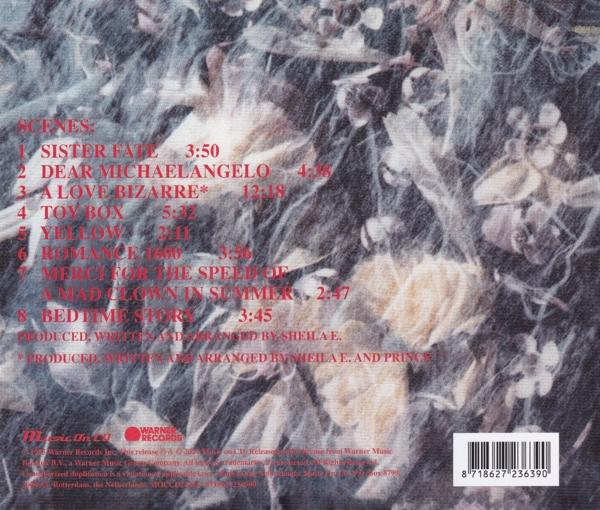 Ein CD-Cover mit Songtiteln in Rot, mit verschwommenem Hintergrund.