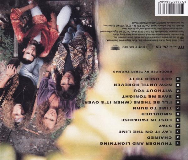 CD-Cover mit liegenden Bandmitgliedern, Album-Trackliste und Text. Der Hintergrund ist verschwommen. Bandmitglieder in verschiedenen Outfits und Posen.