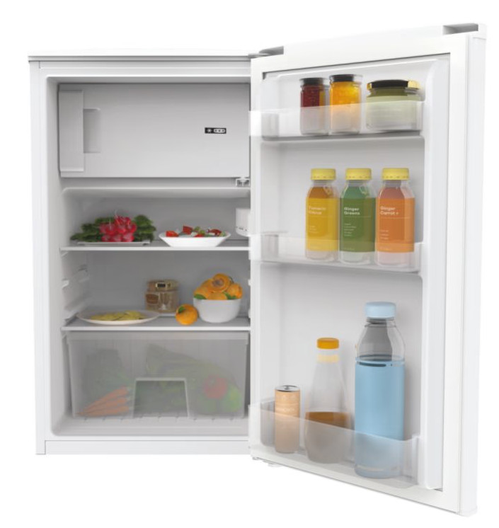 Otwarta biała lodówka wypełniona jedzeniem. Widoczne słoiki, butelki i świeże produkty.