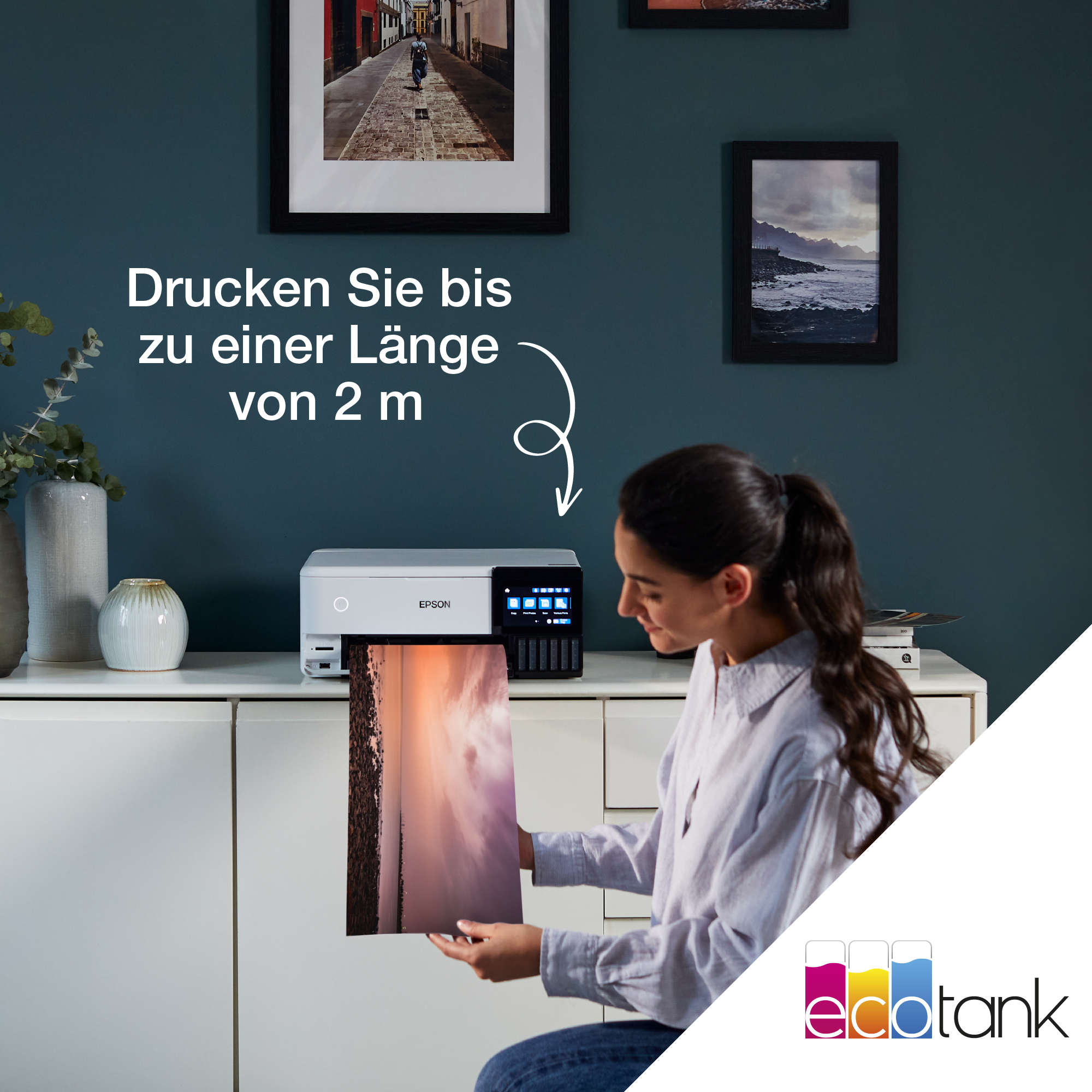 Frau hält einen Druck von einem Epson-Drucker.