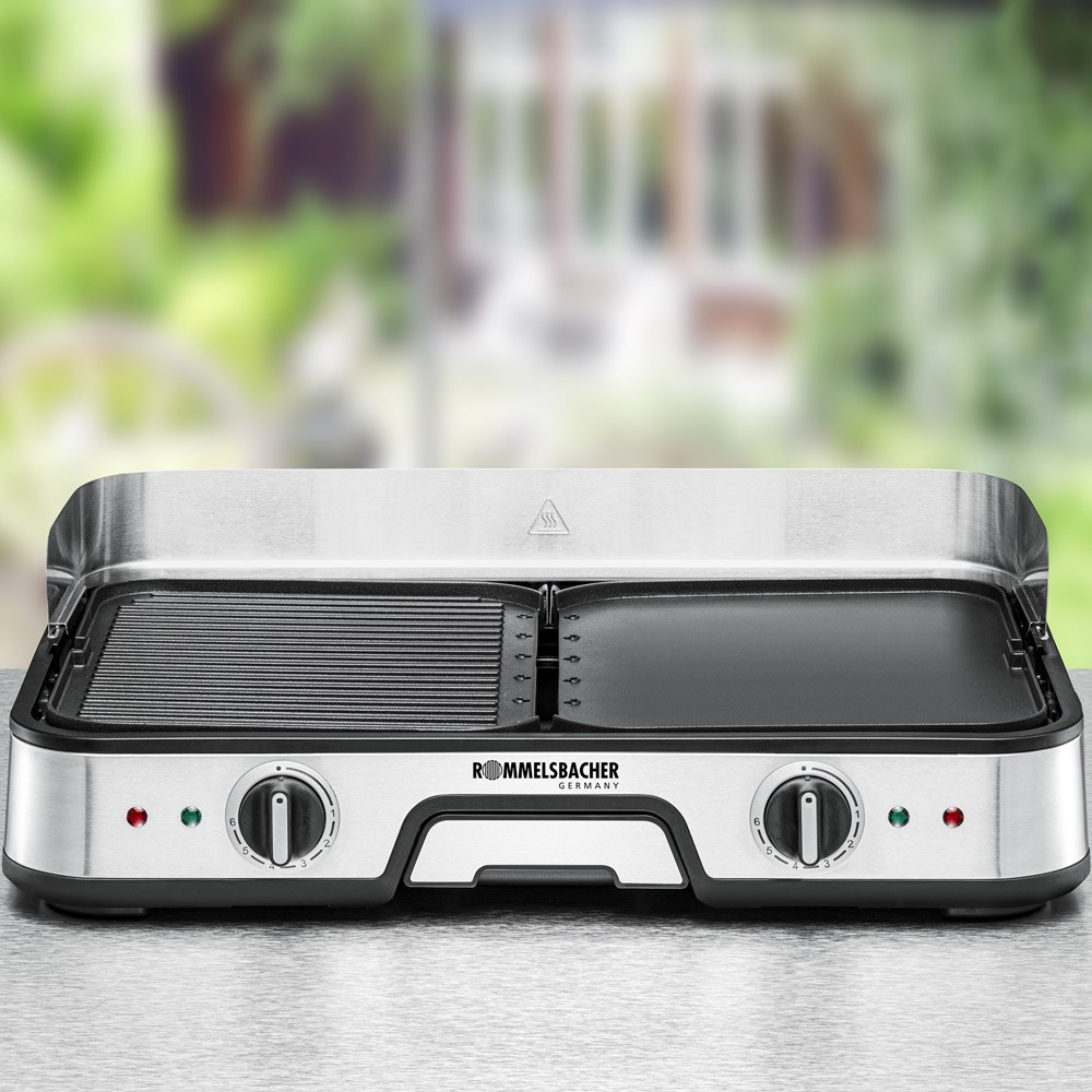 Elektrischer Grill mit zwei Kochflächen.