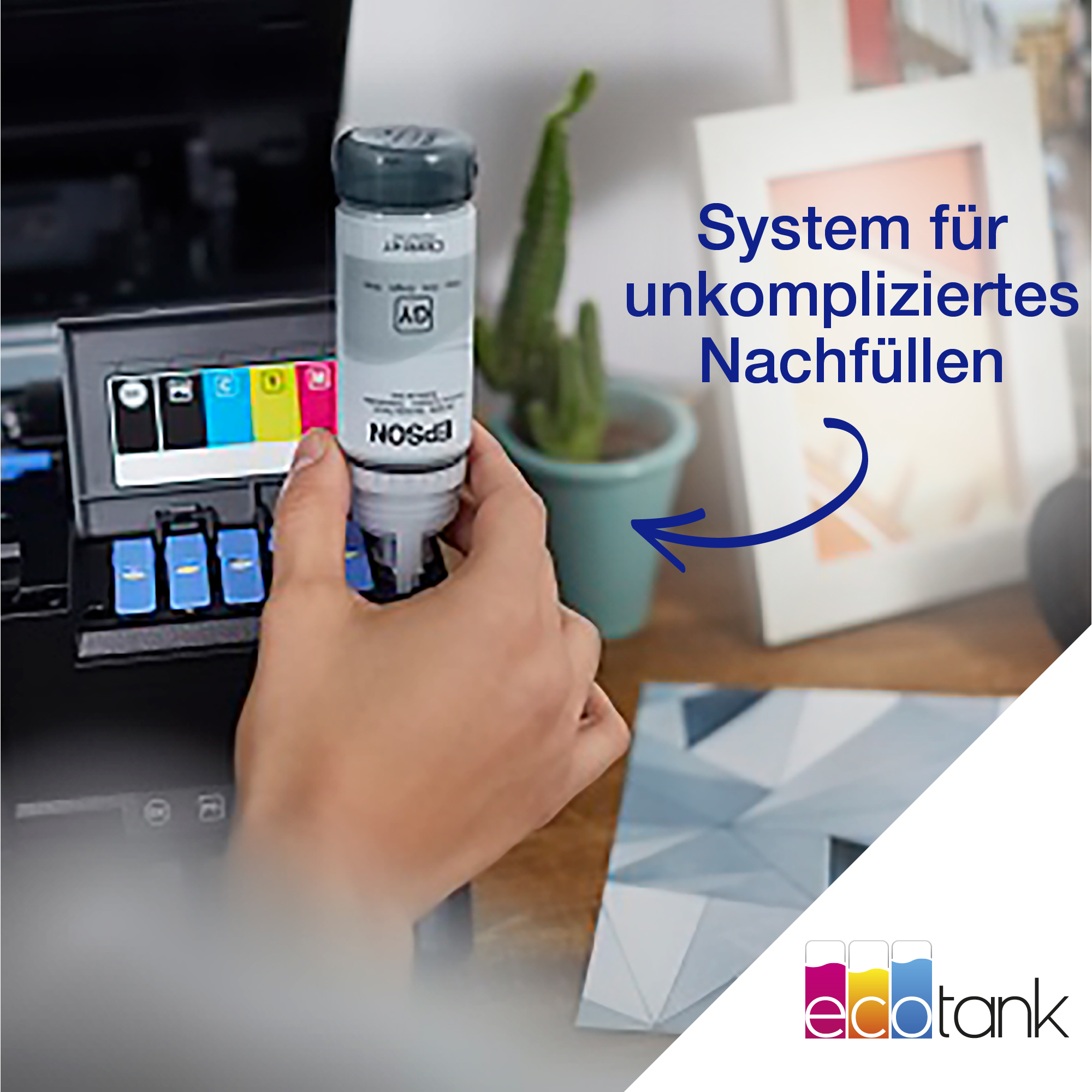 Epson Tintenflasche wird in einen Drucker eingesetzt. Text: System für einfaches Nachfüllen. Im Hintergrund ein Drucker.