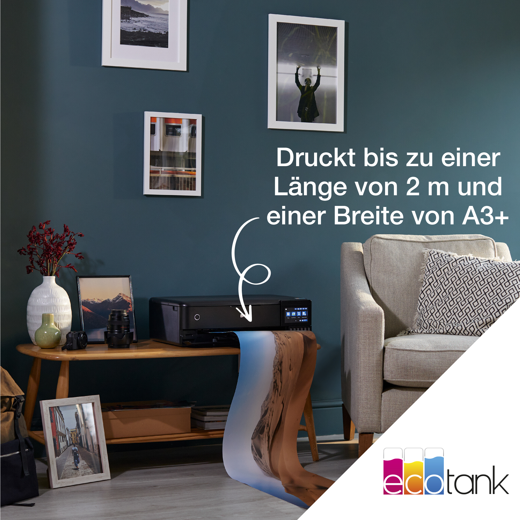 Raum mit Drucker, der auf einem langen Papier druckt, das sich bis zu 2 Meter erstreckt, mit dem Ecotank-Logo.