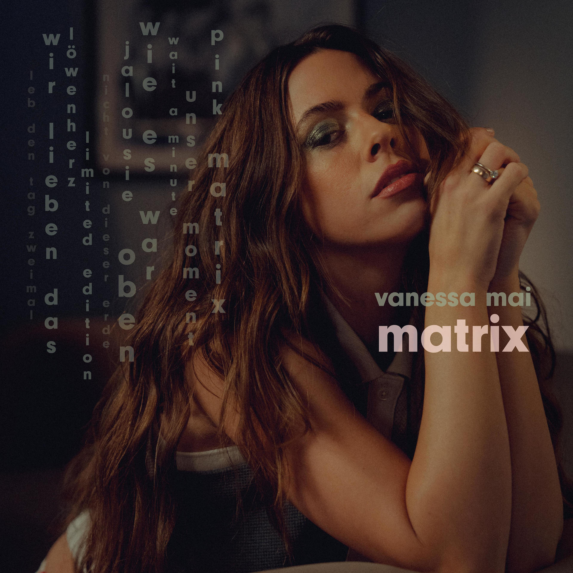 Albumcover mit einer Frau, die nach oben schaut, umgeben von Text, mit dem Wort 'Matrix' in Pink.