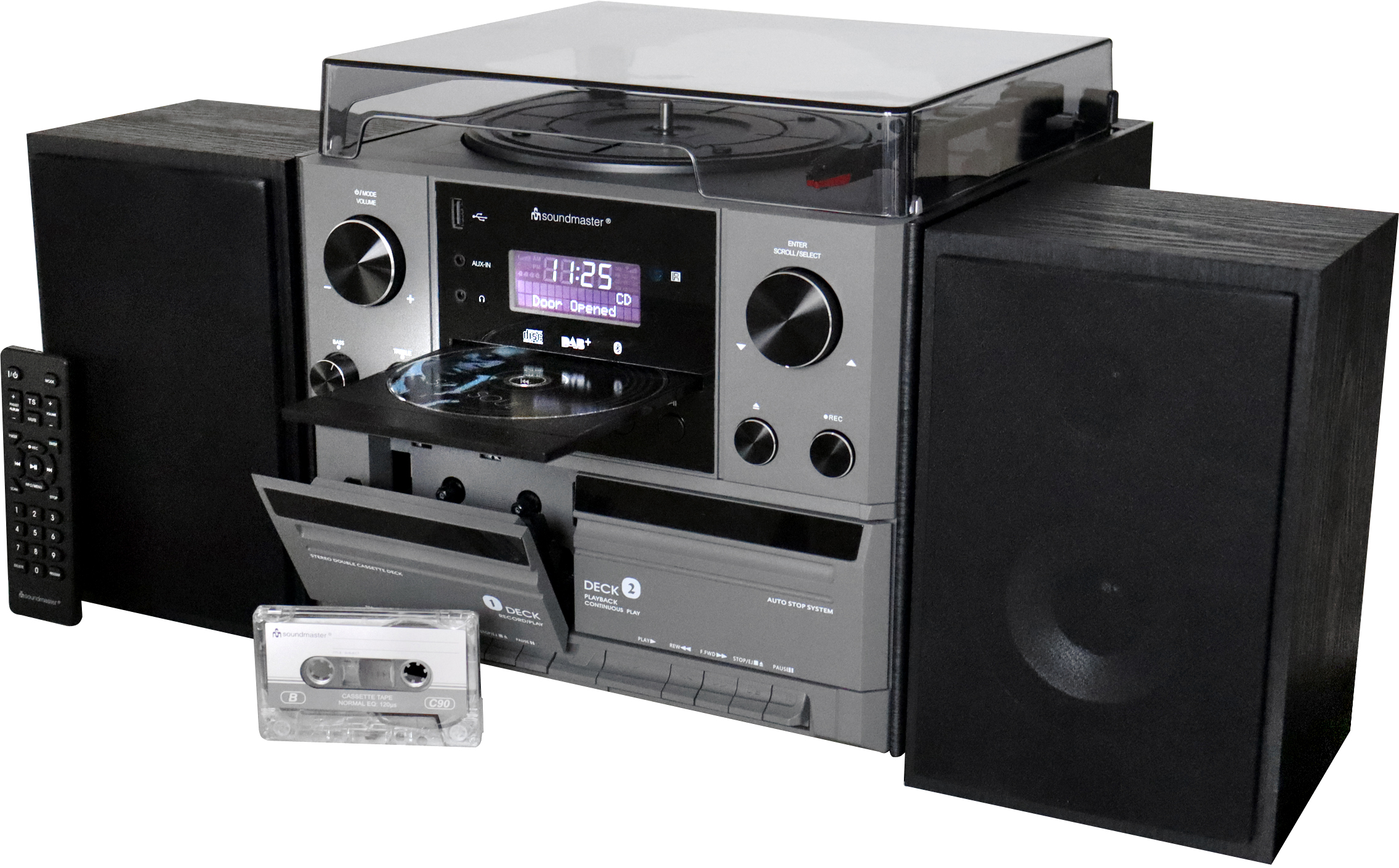 Impianto stereo, giradischi, lettore CD, piastra a cassette, due altoparlanti, telecomando, sfondo bianco.