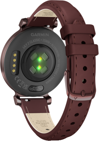 Egy Garmin okosóra hátoldala, barna bőrszíjjal, érzékelővel.