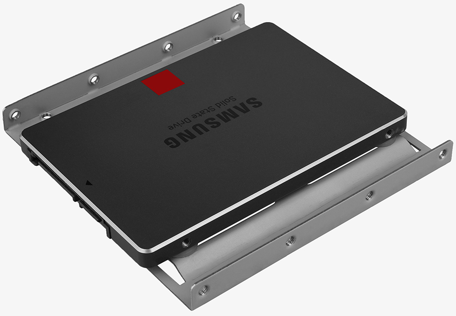 Egy fekete-ezüst SSD egy ezüst tartóban van. Az SSD tetején egy piros rész van.