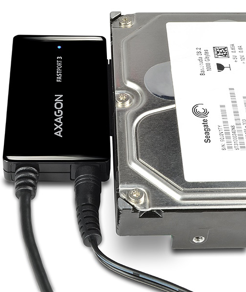 Egy Axagon FASTPORT 3 eszköz egy merevlemezhez csatlakoztatva, mindkettő fehér háttérrel.