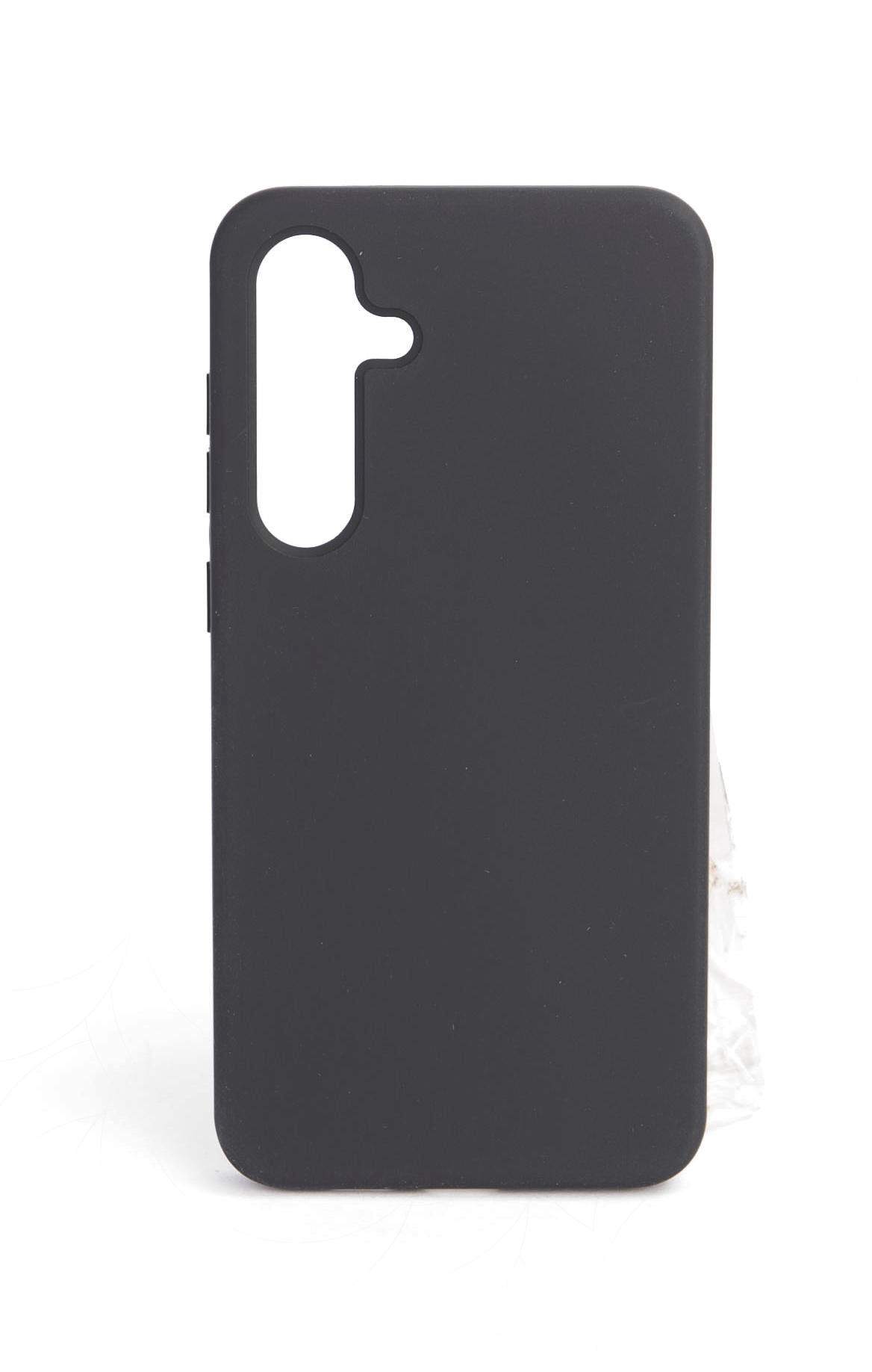 Eine schwarze Handyhülle mit Aussparungen für Kamera und Knöpfe auf weißem Hintergrund.