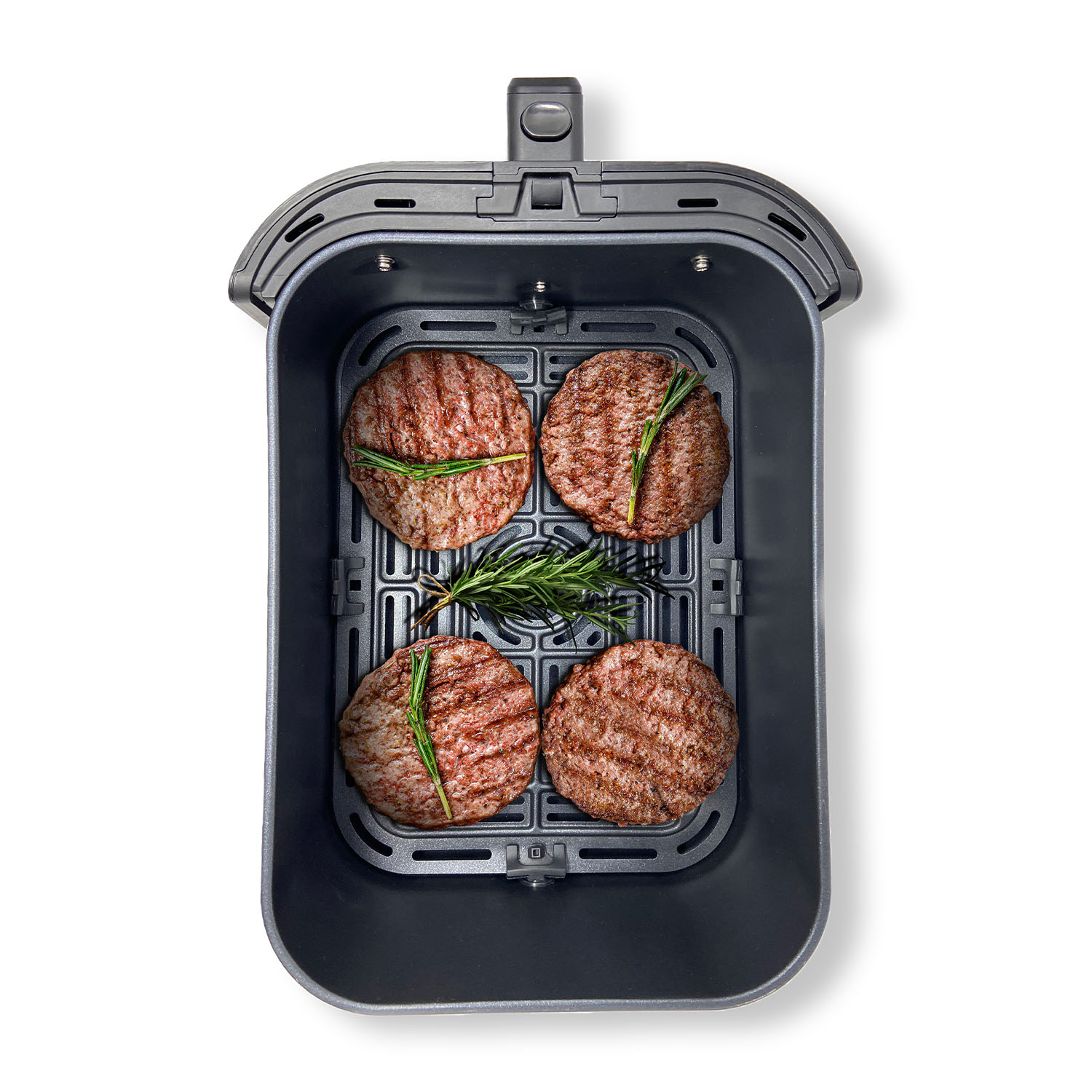 Quattro hamburger grigliati in un cestello per friggitrice ad aria con rametti di rosmarino.